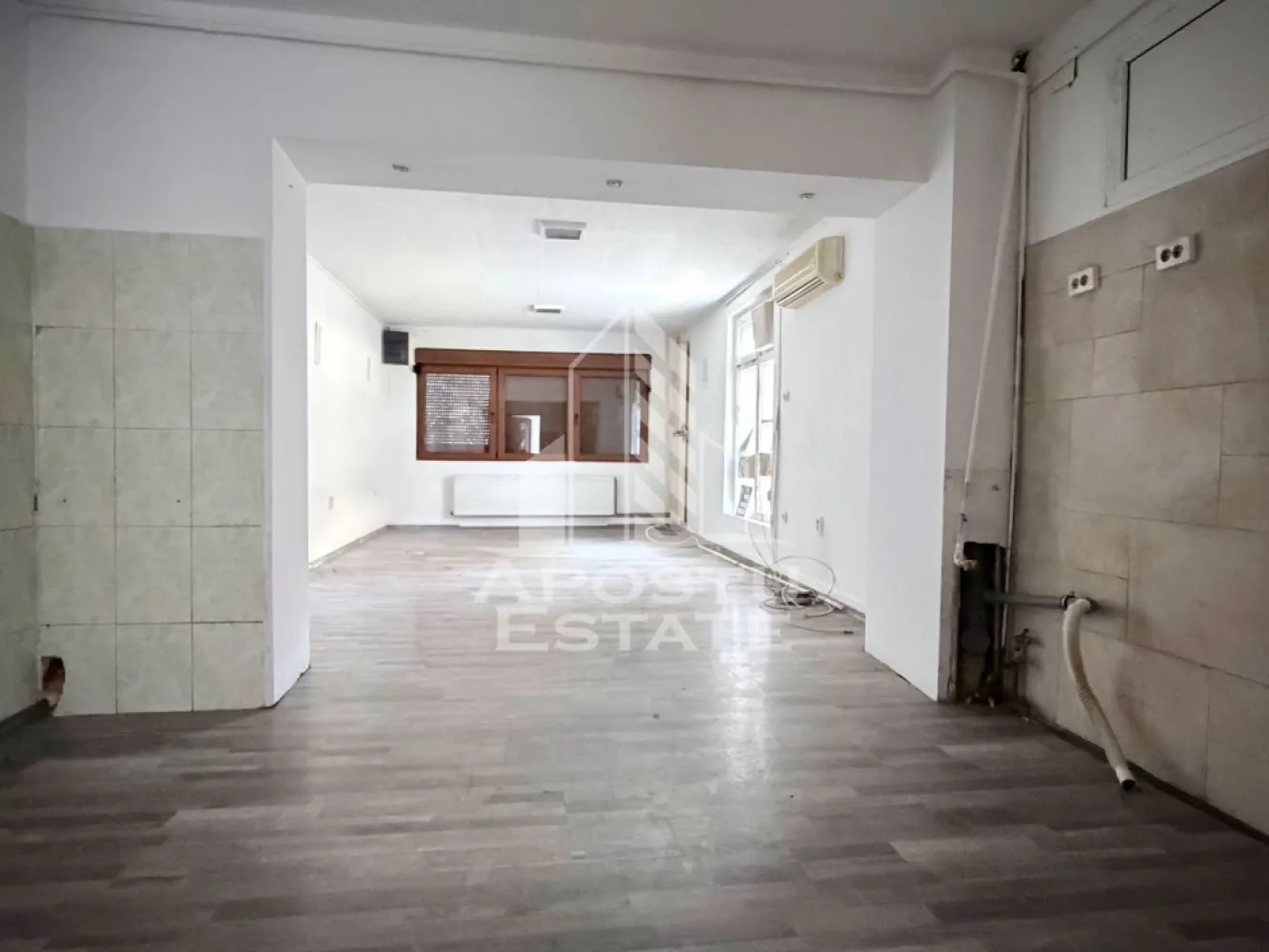 Casa de vanzare P+1E bulevardul Dambovita - APOSTU ESTATE va propune spre vanzare o casa cu etaj, chiar pe Bulevardul Dambovita.

La parter destinatia este spatii comerciale iar la etaj este spatiu de locuit.

Se poate compartimenta dupa bunul plac.

In fata se gasesc locuri de parcare, cu vad comercial excelent, cu trafic pietonal si auto.

Casa a fost construita in 1996, pe un teren de 151 mp, cu 89 mp la parter si 89 mp la etaj. 

Va invitam la o vizionare chiar astazi. 

CP3132214
