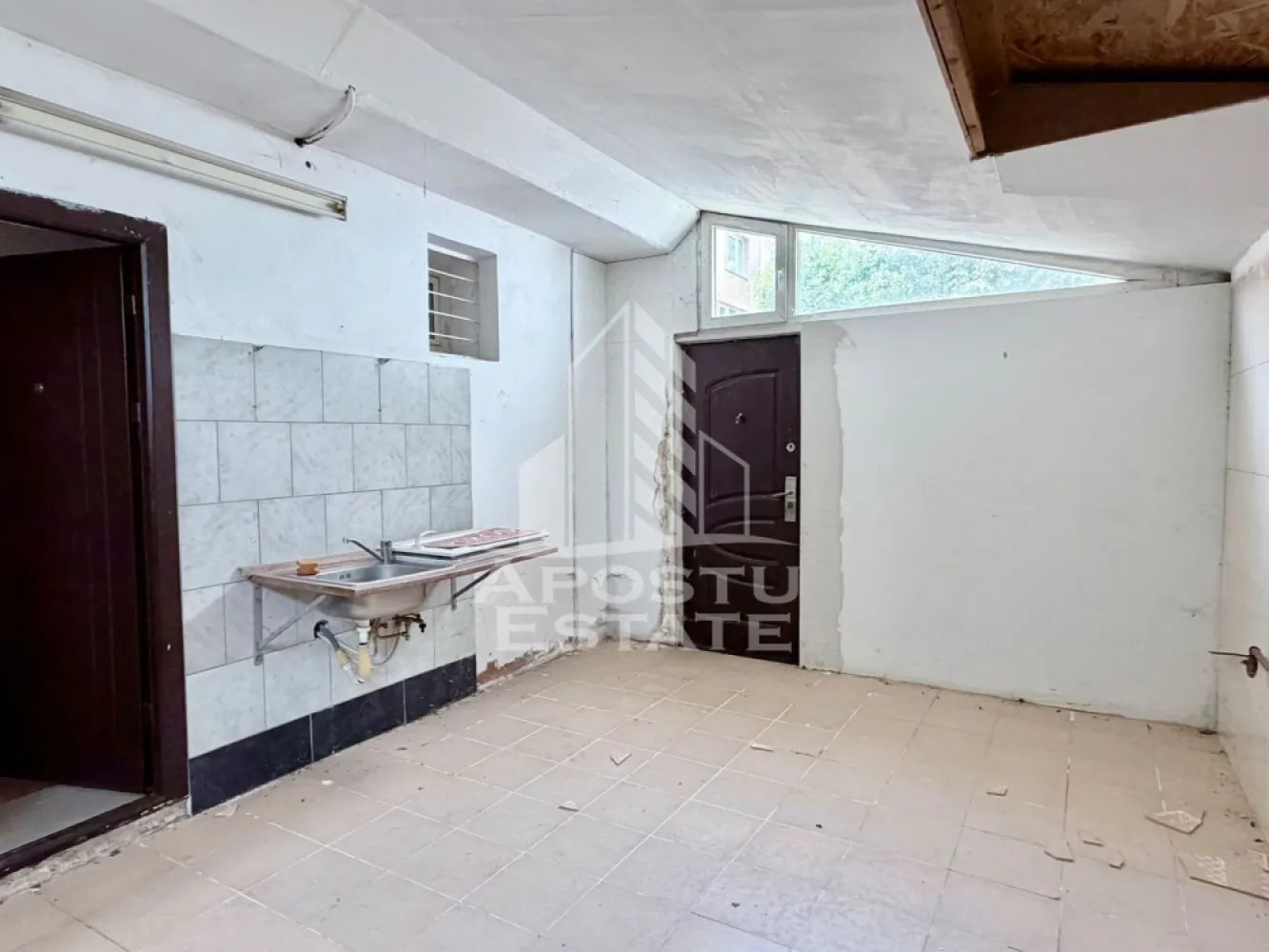 Casa de vanzare P+1E bulevardul Dambovita - APOSTU ESTATE va propune spre vanzare o casa cu etaj, chiar pe Bulevardul Dambovita.

La parter destinatia este spatii comerciale iar la etaj este spatiu de locuit.

Se poate compartimenta dupa bunul plac.

In fata se gasesc locuri de parcare, cu vad comercial excelent, cu trafic pietonal si auto.

Casa a fost construita in 1996, pe un teren de 151 mp, cu 89 mp la parter si 89 mp la etaj. 

Va invitam la o vizionare chiar astazi. 

CP3132214