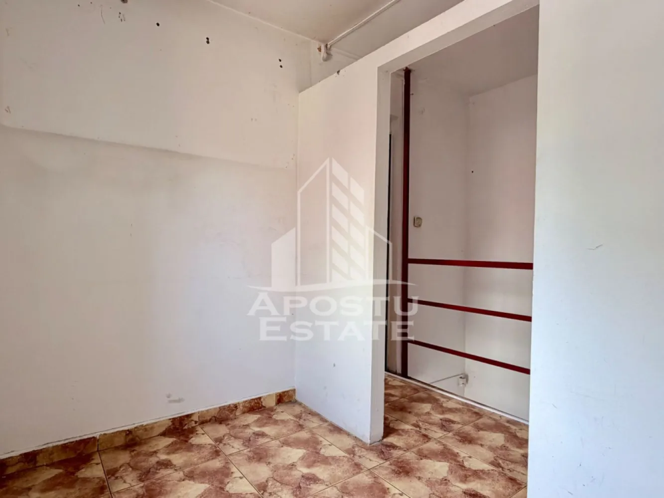 Casa de vanzare P+1E bulevardul Dambovita - APOSTU ESTATE va propune spre vanzare o casa cu etaj, chiar pe Bulevardul Dambovita.

La parter destinatia este spatii comerciale iar la etaj este spatiu de locuit.

Se poate compartimenta dupa bunul plac.

In fata se gasesc locuri de parcare, cu vad comercial excelent, cu trafic pietonal si auto.

Casa a fost construita in 1996, pe un teren de 151 mp, cu 89 mp la parter si 89 mp la etaj. 

Va invitam la o vizionare chiar astazi. 

CP3132214
