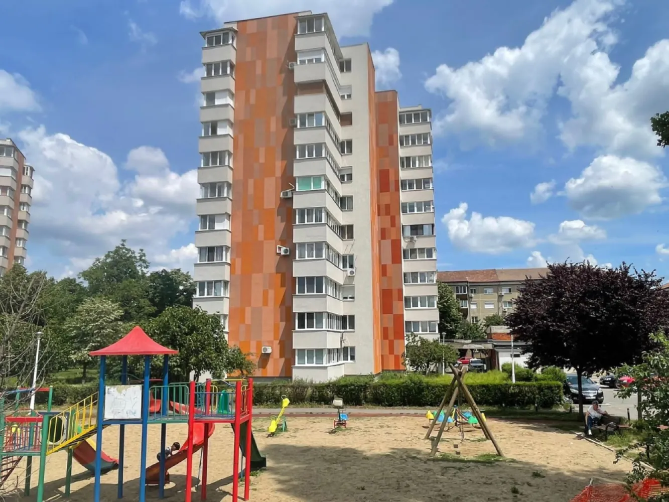 Ap 2 camere dec tip C – Str. Sovata, Oradea | Zonă premium lângă Cris - Se oferă spre vânzare un apartament tip C decomandat, situat într-una dintre cele mai căutate zone din Oradea – Strada Sovata, la etajul 2 din 10, într-un bloc curat, dotat cu două lifturi și reabilitat termic.

Apartamentul este decomandat, spațios și luminos, cu o compartimentare foarte eficientă:

hol generos cu multiple spații de depozitare
bucătărie mare cu anexă
baie spațioasă 
living amplu cu acces către balconul închis cu termopan
dormitor confortabil

Suprafață:

54,36 mp utili + balcon închis (~4 mp)
75 mp construiți

Puncte forte ale locației – greu de egalat:

la 1 minut de malul Crișului – zonă perfectă pentru relaxare și activități în aer liber
zonă liniștită, ferită de zgomot, cu orientare spre Criș
parc și locuri de joacă în proximitate
școală la 2 minute, grădiniță aproape
Piața Decebal la doar 10 minute de mers pe jos
magazine, farmacii, bănci și mijloace de transport la câțiva pași

💡 Apartamentul necesită renovare, însă acest lucru devine un avantaj major: îți oferă libertatea de a-l amenaja exact după gustul tău și de a-i crește valoarea semnificativ.

Preț: 80.000 € 

📞 Pentru detalii și vizionare: 0731.290.032