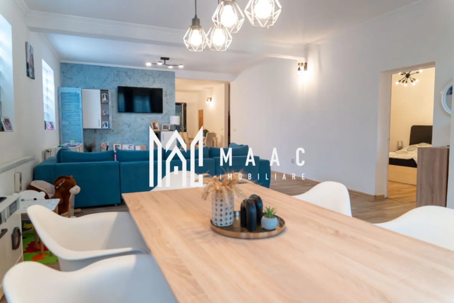 Casa Individuala | 180 MPU | Teren 700 mp | Sura Mare - MAAC Imobiliare vă propune spre vânzare o proprietate unică, situată în comuna Șura Mare, o zonă liniștită, cu acces facil către Sibiu, ideală pentru locuire și desfășurarea unei activități profesionale în aceeași locație.

Casa principală este o locuință individuală pe un singur nivel, cu o suprafață utilă de 180 mp, compartimentată inteligent pentru a oferi confort și intimitate.

Compartimentare casă principală:
-living generos și luminos
-bucătărie modernă, complet mobilată și utilată
-două dormitoare spațioase, fiecare cu baie proprie
-terasă de 32 mp

Proprietatea este amplasată pe un teren de 700 mp, din care 320 mp reprezintă curte liberă, cu acces auto și intimitate.

În curte se află o construcție secundară cu destinație de spațiu comercial sau birouri, cu o suprafață utilă de 125 mp, având acoperișul schimbat recent, în urmă cu un an. Aceasta poate fi utilizată ca birou privat, atelier, spațiu de lucru sau investiție.

Dotări și avantaje:
-se predă complet mobilată și utilată
-geamuri securizate și antifonate
-jaluzele electrice
-tavane înalte de 3,10 m
-țevi de apă și canalizare curățate anul trecut
-curte liberă de 320 mp
-acces auto

Localizarea în Șura Mare oferă liniște și acces rapid către Sibiu, ceea ce transformă această proprietate într-o opțiune potrivită atât pentru rezidență, cât și pentru activitate profesională, prin existența spațiului comercial separat.

Pentru mai multe detalii sau programarea unei vizionări vă rugăm să menționați la telefon numărul CP2727330.