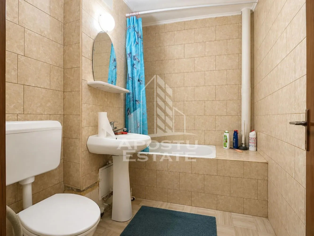 Apartament 1 camera zona Micalaca Pet Friendly - APOSTU ESTATE va propune spre inchiriere apartament cu 1 camera, situat in cartierul Micalaca, la etajul 3 din 4, intr-o zona linistita si cu acces facil la mijloace de transport, magazine si alte puncte de interes.

Apartamentul este mobilat si utilat cu strictul necesar pentru un trai confortabil, fiind dotat cu:

* masina de spalat rufe;
* aragaz;
* frigider.

Locuinta este ideala pentru un cuplu, studenti sau o familie formata din 2 persoane.

Se accepta animale de companie si fumatori.

Conditii de inchiriere:

* perioada minima de inchiriere: 1 an.

Pentru mai multe detalii sau pentru programarea unei vizionari, echipa Apostu Estate va sta cu profesionalism si promptitudine la dispozitie dumneavoastra.
CP3135873