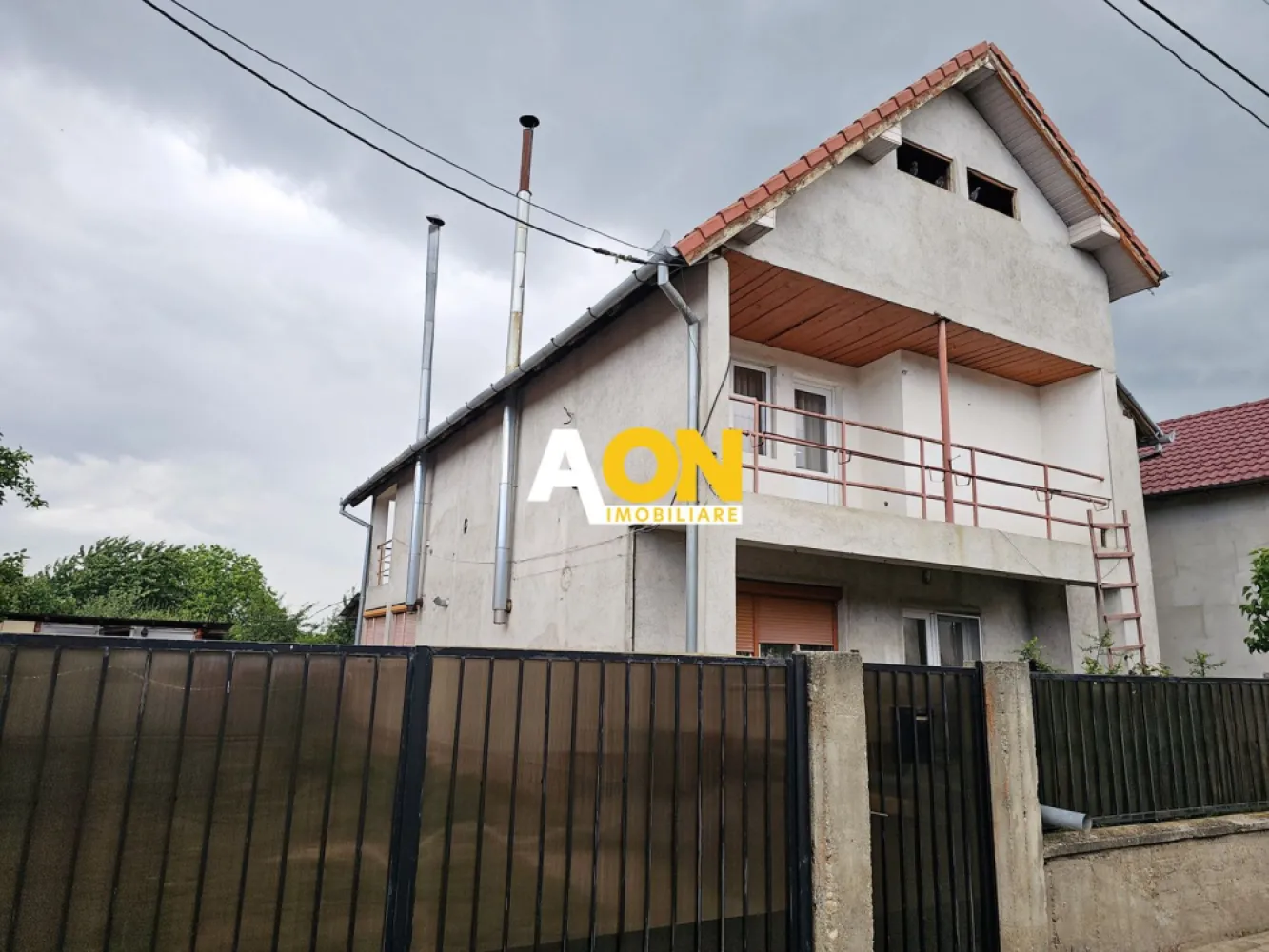 Casa 4 camere, S+P+1, semifinisata, 1424 mp teren, Oarda de Jos - AON Imobiliare vă oferă oportunitatea de a achiziționa o casă individuală spațioasă situată în cartierul Oarda de Jos din Alba Iulia. Cu o suprafață de teren de 1424 mp și o construcție solidă de 240 mp, această casă este potrivită pentru familiile care doresc spațiu și liniste.
Caracteristici:
• Tip: Casă individuală
• Locație: Cartierul Oarda de Jos, Alba Iulia
• Suprafață teren: 1424 mp
• Suprafață construită: 240 mp
• An construcție: 2004
• Regim de înălțime: S+P+1E
• Compartimentare: 
o Subsol: Bucătărie și spațiu de depozitare
o Parter: Living, bucătărie spațioasă, baie, hol
o Etaj: 3 dormitoare, baie
• Facilități: 
o Bucătărie de vară
o Construcții anexe
o Sistem de încălzire cu centrală termică pe gaz și calorifere
o Sobe cu lemne
• Detalii suplimentare: 
o Peretii exteriori sunt nefinisati
o Baia de la etaj nu este amenajată
o Scările de acces sunt nefinisate
• Preț: Discutabil
Această casă are un mare potențial și poate fi transformată în casa de vis a familiei dumneavoastră. Contactați AON Imobiliare pentru a programa o vizionare!
ID intern: CP2052900