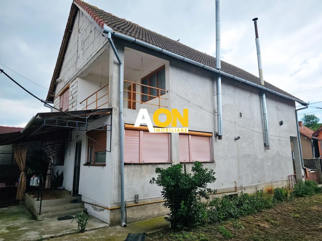 Casa 4 camere, S+P+1, semifinisata, 1424 mp teren, Oarda de Jos - AON Imobiliare vă oferă oportunitatea de a achiziționa o casă individuală spațioasă situată în cartierul Oarda de Jos din Alba Iulia. Cu o suprafață de teren de 1424 mp și o construcție solidă de 240 mp, această casă este potrivită pentru familiile care doresc spațiu și liniste.
Caracteristici:
• Tip: Casă individuală
• Locație: Cartierul Oarda de Jos, Alba Iulia
• Suprafață teren: 1424 mp
• Suprafață construită: 240 mp
• An construcție: 2004
• Regim de înălțime: S+P+1E
• Compartimentare: 
o Subsol: Bucătărie și spațiu de depozitare
o Parter: Living, bucătărie spațioasă, baie, hol
o Etaj: 3 dormitoare, baie
• Facilități: 
o Bucătărie de vară
o Construcții anexe
o Sistem de încălzire cu centrală termică pe gaz și calorifere
o Sobe cu lemne
• Detalii suplimentare: 
o Peretii exteriori sunt nefinisati
o Baia de la etaj nu este amenajată
o Scările de acces sunt nefinisate
• Preț: Discutabil
Această casă are un mare potențial și poate fi transformată în casa de vis a familiei dumneavoastră. Contactați AON Imobiliare pentru a programa o vizionare!
ID intern: CP2052900