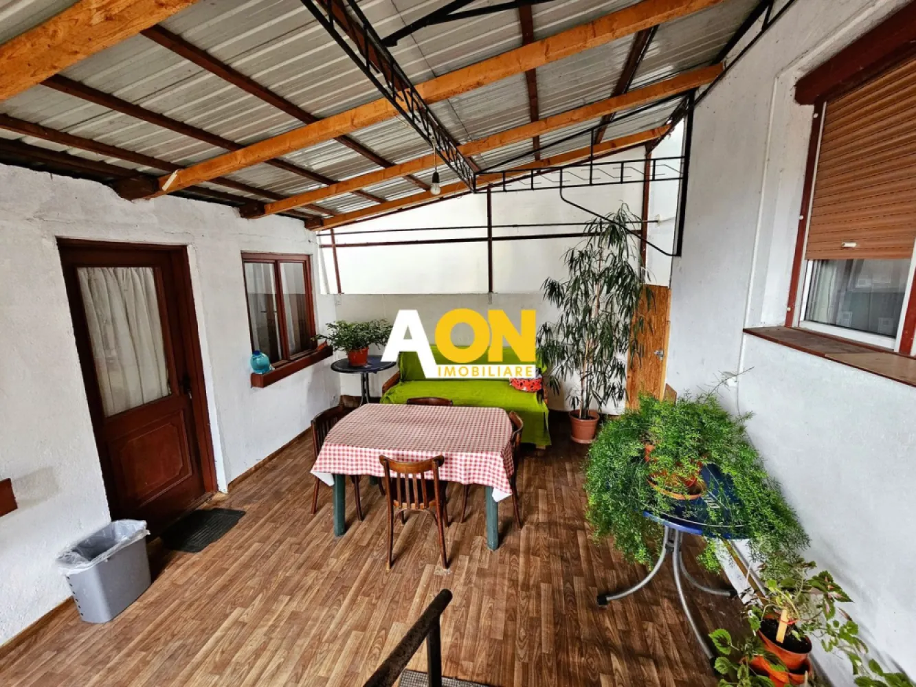 Casa 4 camere, S+P+1, semifinisata, 1424 mp teren, Oarda de Jos - AON Imobiliare vă oferă oportunitatea de a achiziționa o casă individuală spațioasă situată în cartierul Oarda de Jos din Alba Iulia. Cu o suprafață de teren de 1424 mp și o construcție solidă de 240 mp, această casă este potrivită pentru familiile care doresc spațiu și liniste.
Caracteristici:
• Tip: Casă individuală
• Locație: Cartierul Oarda de Jos, Alba Iulia
• Suprafață teren: 1424 mp
• Suprafață construită: 240 mp
• An construcție: 2004
• Regim de înălțime: S+P+1E
• Compartimentare: 
o Subsol: Bucătărie și spațiu de depozitare
o Parter: Living, bucătărie spațioasă, baie, hol
o Etaj: 3 dormitoare, baie
• Facilități: 
o Bucătărie de vară
o Construcții anexe
o Sistem de încălzire cu centrală termică pe gaz și calorifere
o Sobe cu lemne
• Detalii suplimentare: 
o Peretii exteriori sunt nefinisati
o Baia de la etaj nu este amenajată
o Scările de acces sunt nefinisate
• Preț: Discutabil
Această casă are un mare potențial și poate fi transformată în casa de vis a familiei dumneavoastră. Contactați AON Imobiliare pentru a programa o vizionare!
ID intern: CP2052900