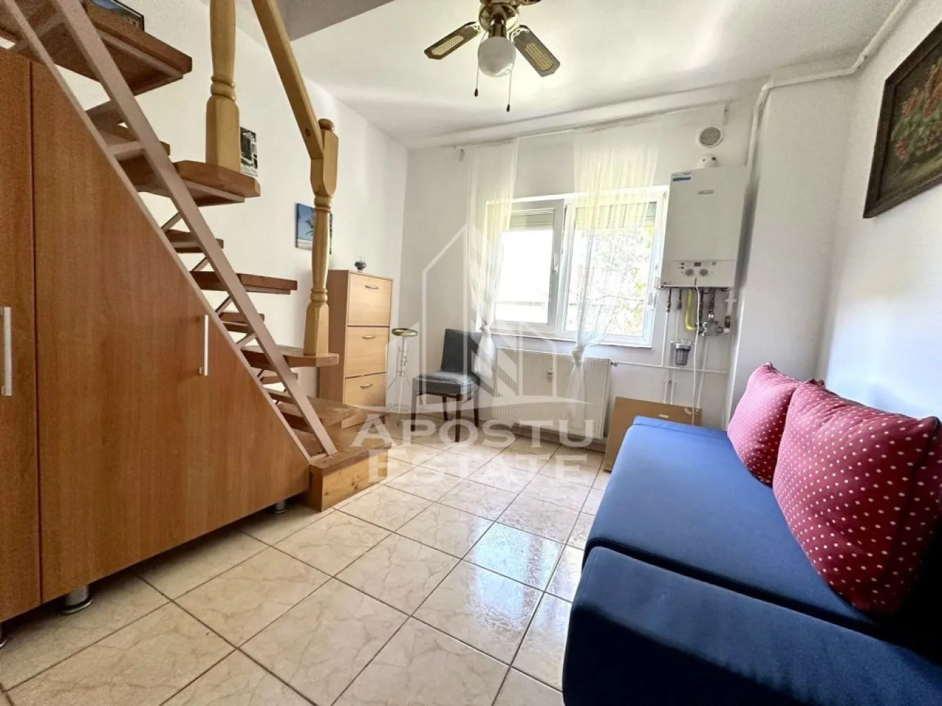 Apartament cu 3 camere de vanzare, zona Girocului, Timisoara - Agentia imobiliara APOSTU ESTATE are placerea de a va propune spre vanzare un apartament cu 3 camere, semidecomandat, localizat in judetul Timis, Timisoara, zona Girocului.
Apartamentul este situat la etajele 4 si 5 intr-un bloc anvelopat termic si acoperis din tigla; are o suprafata de 65 mp.
Compartimentare:
- Living spatios
- Bucatarie mobilata si utilata
- 2 Dormitoare, unul la etajul 4, unul la etajul 5
- Baie cu cada si geam
Confortul termic este realizat prin intermediul centralei proprii pe gaz si a aparatului de aer conditionat.
Zona linistita cu numeroase facilitati si puncte de interes precum statie de autobuz, magazine, supermarket Carrefour, Profi, piata, parcul Padurice, institutii de invatamant, institutii farmaceutice, institutii bancare, Spitalul Judetean etc.
Agentia imobiliara Apostu Estate va ofera consultanta bancara gratuita prin intermediul colaboratorilor nostri pentru alegerea celui mai potrivit tip de credit, astfel incat tu sa devi noul proprietar al acestui apartament.
Va asteptam cu drag la o vizionare chiar astazi!
ID intern: CP2020590.