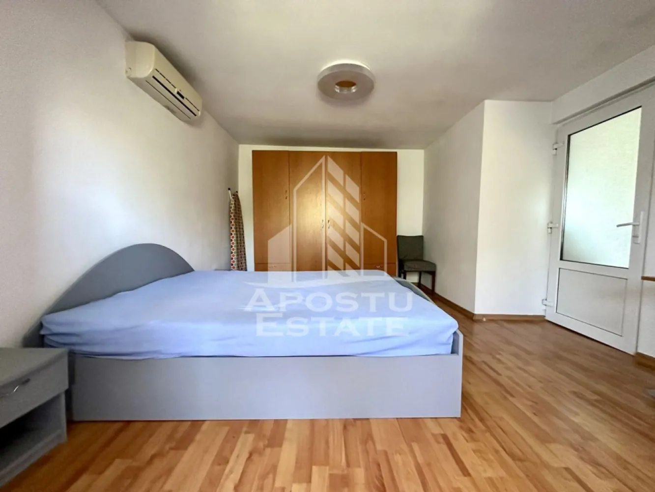 Apartament cu 3 camere de vanzare, zona Girocului, Timisoara - Agentia imobiliara APOSTU ESTATE are placerea de a va propune spre vanzare un apartament cu 3 camere, semidecomandat, localizat in judetul Timis, Timisoara, zona Girocului.
Apartamentul este situat la etajele 4 si 5 intr-un bloc anvelopat termic si acoperis din tigla; are o suprafata de 65 mp.
Compartimentare:
- Living spatios
- Bucatarie mobilata si utilata
- 2 Dormitoare, unul la etajul 4, unul la etajul 5
- Baie cu cada si geam
Confortul termic este realizat prin intermediul centralei proprii pe gaz si a aparatului de aer conditionat.
Zona linistita cu numeroase facilitati si puncte de interes precum statie de autobuz, magazine, supermarket Carrefour, Profi, piata, parcul Padurice, institutii de invatamant, institutii farmaceutice, institutii bancare, Spitalul Judetean etc.
Agentia imobiliara Apostu Estate va ofera consultanta bancara gratuita prin intermediul colaboratorilor nostri pentru alegerea celui mai potrivit tip de credit, astfel incat tu sa devi noul proprietar al acestui apartament.
Va asteptam cu drag la o vizionare chiar astazi!
ID intern: CP2020590.