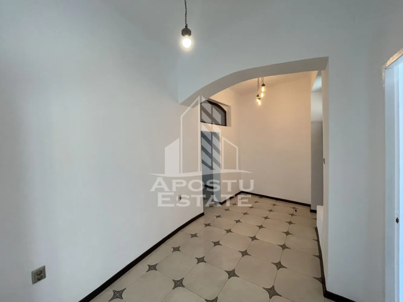 Spatiu comercial de inchiriat, 75 mp, zona Cetatii Timisoara - Agentia imobiliara Apostu Estate va ofera spre inchiriere spatiu comercial de 75 mpu, la parter, in zona Cetatii Timisoara.

Spatiul este compatimentat tip vagon, format din 4 incaperi si un grup sanitar. 
Confortul termic este asigurat de centrala termica pe gaz a imobilului.
Spatiul se poate amenaja dupa preferintele clientului, toate utilitatile sunt prezente in spatiu.

Va asteptam cu drag la o vizionare.
CP2049336