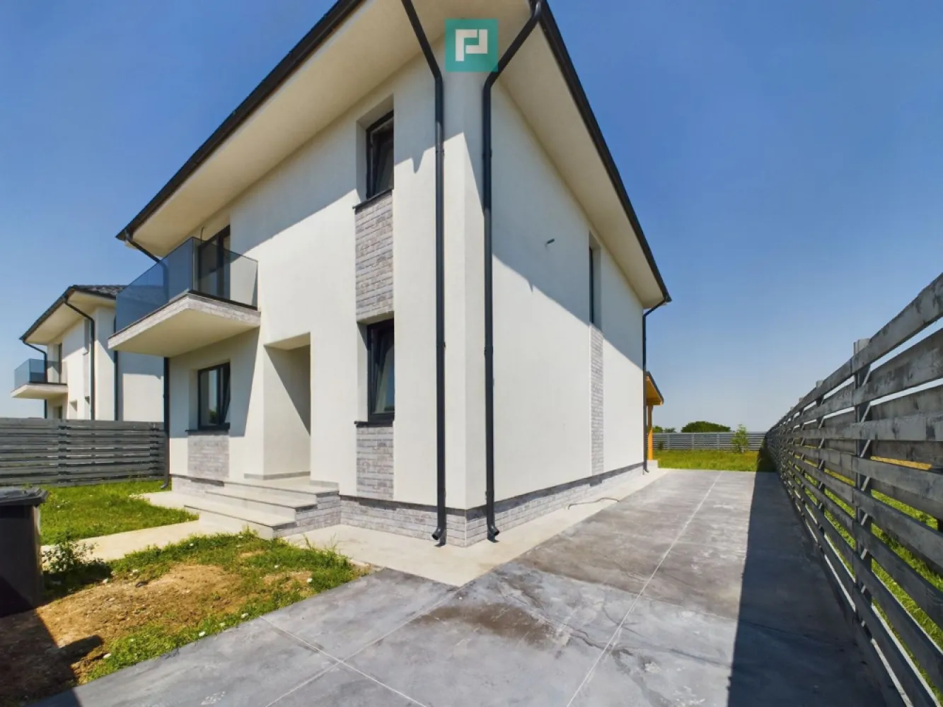 Preț nou! Vilă individuală cu teren generos de 627 mp, Corbeanca - Preț nou! Vilă individuală cu teren generos de 627 mp, Corbeanca

Descriere Generală
Vă prezentăm o casă individuală deosebită situată în prestigioasa zonă Paradisul Verde din Corbeanca, București. Această proprietate impresionantă, construită în 2024, oferă lux, confort și un stil de viață modern, fiind perfectă pentru familii care doresc un cămin de vis într-o locație exclusivistă.

Caracteristici Principale
Suprafață utilă: 140 mp
Suprafață construită desfășurată: 170 mp
Suprafață teren: 627 mp
Deschidere: 14.5 m
Număr camere: 5
Dormitoare: 4
Bucătării: 1
Băi: 3 (cu geam)
Balcoane: 1
Terase: 1
Locuri parcare: 3
Detalii Casă

Tip Casă: Proprietate individuală, oferind intimitate și un spațiu generos pentru întreaga familie.

Disponibilitate: Imediată, perfectă pentru cei care doresc să se mute fără întârziere într-o locuință nouă.

Stadiu Construcție: Finalizată, construcția din 2024 îndeplinește cele mai moderne standarde de calitate și eficiență.

Beneficii și Avantaje
Spațiu Generos: Cu o suprafață utilă de 140 mp și un teren de 627 mp, casa oferă suficient spațiu pentru confortul întregii familii.
Design Modern: Construcția nouă garantează utilizarea celor mai bune materiale și finisaje moderne.
Încăperi Luminoase: Cele 5 camere, inclusiv 4 dormitoare, sunt spațioase și luminoase, asigurând un mediu plăcut și primitor.
Confort și Funcționalitate: Cele 3 băi dotate cu geam asigură ventilație naturală, iar terasa și balconul oferă spații suplimentare pentru relaxare și socializare.
Parcare: 3 locuri de parcare sunt disponibile pentru confortul dumneavoastră și al oaspeților.
Dotări și Utilități
Amenajare Străzi: Străzi asfaltate și iluminat stradal, asigurând acces facil și siguranță.
Utilități Generale: Apă, canalizare, CATV, curent, gaz, internet și telefon, toate fiind disponibile pentru a asigura un trai modern și confortabil.

Preț și Vizionare
Preț: Pentru informații suplimentare privind prețul și pentru a programa o vizionare, vă rugăm să ne contactați. Nu ratați această oportunitate de a deveni proprietarul unei case de vis în Paradisul Verde, Corbeanca!

Casa perfectă pentru un stil de viață modern și luxos vă așteaptă în Paradisul Verde, Corbeanca! Contactați-ne pentru mai multe detalii și pentru a programa o vizionare. Nu ratați șansa de a vă muta într-o locuință nouă, construită la cele mai înalte standarde!

Cod proprietate CP2792347