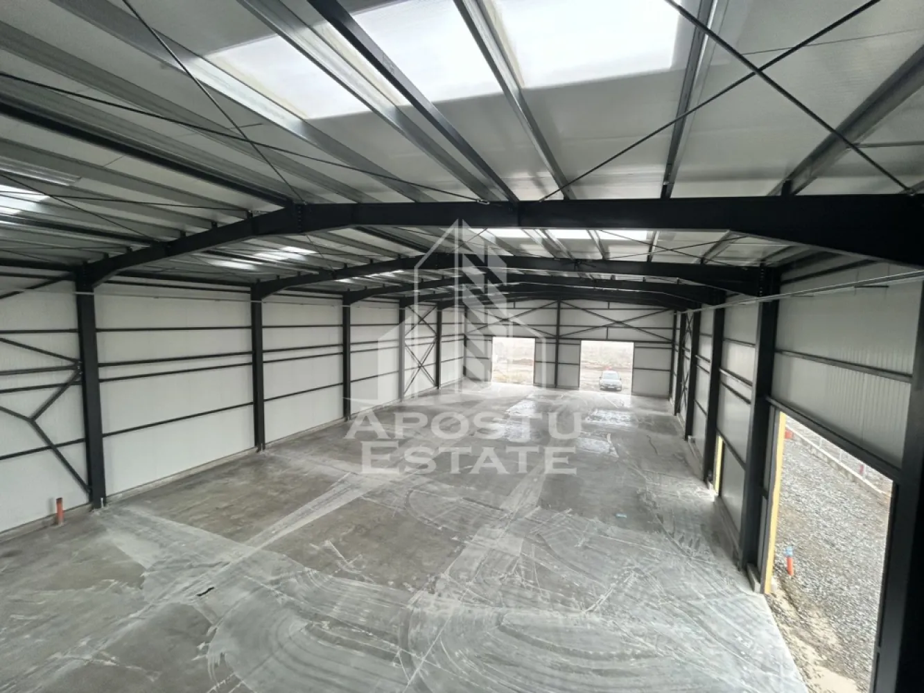 Hala cu Showroom, de inchiriat, Strada Aeroport, aproape de VGP. - APOSTU ESTATE va ofera spre inchiriere, hala+birouri+Showroom, ZONA AEROPORT.
Suprafata halei este de 569 mp, showroom 186 mp, birouri 170 mp.
Hala este situata pe drumul spre Aeroportul International Timisoara, este structurata dupa cum urmeaza :
- La intrare regasim receptia si partea de showroom de unde se poate face accesul in hala, grup sanitar, spatiu tehnic.
- La etaj regasim doua grupuri sanitare,o chicineta, un spatiu open space, care se poate compartimenta conform necesitatilor viitorului chirias .
Hala are o suprafata de 569 mp, o inaltime de 6 m la cornisa.
Accesul in hala se face pe doua porti de acces sectionale cu automatizare , dimensini 4X4 m fiecare.
Hala este la stadiul de constructie cu termen de finalizare cuprins intre 4-6 luni, deci se poate personaliza dupa cerintele clientului.
In fata constructiei se regasesc locuri de parcare.
Acces TIR. Suprafata totala a terenului este 2156 mp.

Va asteptam cu drag la o vizionare.

CP2049007