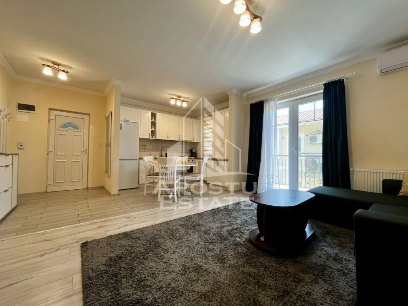 Apartament cu 2 camere de inchiriat, Braytim Timisoara - Agentia imobiliara APOSTU ESTATE va propune spre inchiriere un apartament cu 2 camere spatios si luminos, situat in Timisoara, zona Braytim. Zona linistita, potrivit pentru cupluri sau familii care isi doresc o locuinta in care sa se simta confortabil
Suprafata utila: 50 mp

Compartimentare eficienta:
-Bucatarie deschisa complet mobilata si utilata, cu loc de luat masa
-Living luminos si spatios
-Dormitor complet mobilat si utilat
-Baie prevazuta cu cada si geam la baie pentru ventilatie naturala

Confort si facilitati:
-Masina de spalat rufe
-Aer conditionat
-Balcon
-Loc de parcare inclus in pret
-Incalzirea apartamentului: centrala proprie (incalzire prin calorifere)
-Apartamentul este complet mobilat si utilat de catre proprietar

Localizare:
-Timis, Timisoara, zona Braytim, proximitatea Scoala Generala nr. 20

Ideal pentru:
-Persoane singure
-Cupluri
-Familii la inceput de drum

Disponibilitate: imediata
Pret chirie lunara: 380 EUR
Programeaza o vizionare pentru a-ti putea imagina viitorul aici!
ID intern: CP2048334