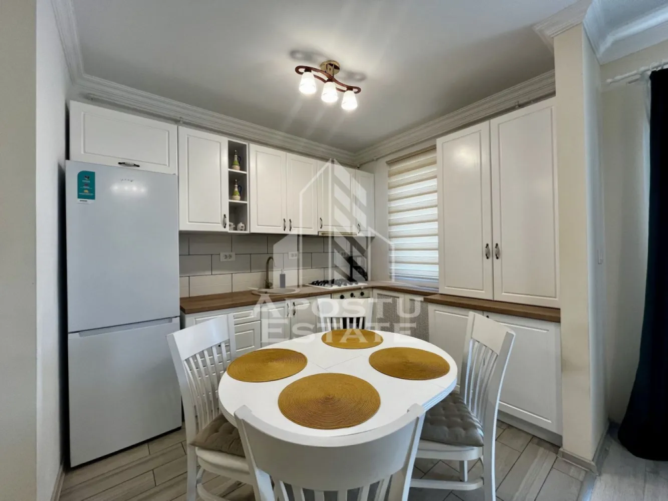 Apartament cu 2 camere de inchiriat, Braytim Timisoara - Agentia imobiliara APOSTU ESTATE va propune spre inchiriere un apartament cu 2 camere spatios si luminos, situat in Timisoara, zona Braytim. Zona linistita, potrivit pentru cupluri sau familii care isi doresc o locuinta in care sa se simta confortabil
Suprafata utila: 50 mp

Compartimentare eficienta:
-Bucatarie deschisa complet mobilata si utilata, cu loc de luat masa
-Living luminos si spatios
-Dormitor complet mobilat si utilat
-Baie prevazuta cu cada si geam la baie pentru ventilatie naturala

Confort si facilitati:
-Masina de spalat rufe
-Aer conditionat
-Balcon
-Loc de parcare inclus in pret
-Incalzirea apartamentului: centrala proprie (incalzire prin calorifere)
-Apartamentul este complet mobilat si utilat de catre proprietar

Localizare:
-Timis, Timisoara, zona Braytim, proximitatea Scoala Generala nr. 20

Ideal pentru:
-Persoane singure
-Cupluri
-Familii la inceput de drum

Disponibilitate: imediata
Pret chirie lunara: 380 EUR
Programeaza o vizionare pentru a-ti putea imagina viitorul aici!
ID intern: CP2048334