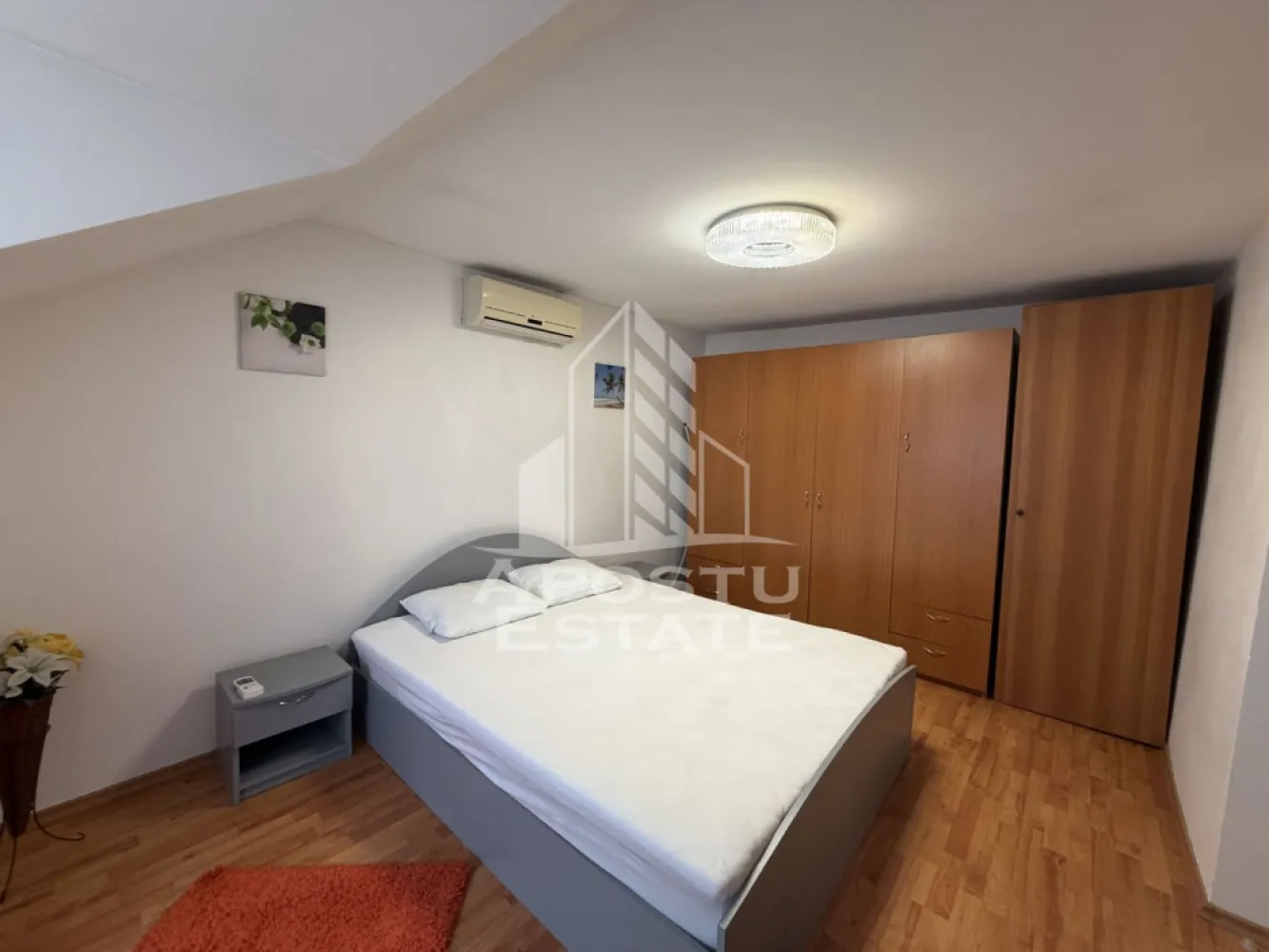 Apartament 3 camere, centrala proprie, zona Girocului - APOSTU ESTATE va propune spre inchiriere un apartament cu 3 camere, in zona Girocului, situat la mansarada unui bloc cu 4 etaje, imobilul dispune de o suprafata utila de 68mp.
Compartimentare:
-living open space cu bucataria;
-dormitorul principal cu pat matrimonial;
-dormitor secundar cu canapea extensibila;
-baie cu cada;
Vecinatati:
-Lidl, Kaufland;
-mijloace de transport in comun;
-gradinite/scoli.
Confortul termic este asigurat de centrala proprie si de aerul conditionat. 
Disponibil imediat!
Va asteptam cu drag la o vizionare ! 
ID:CP2048179