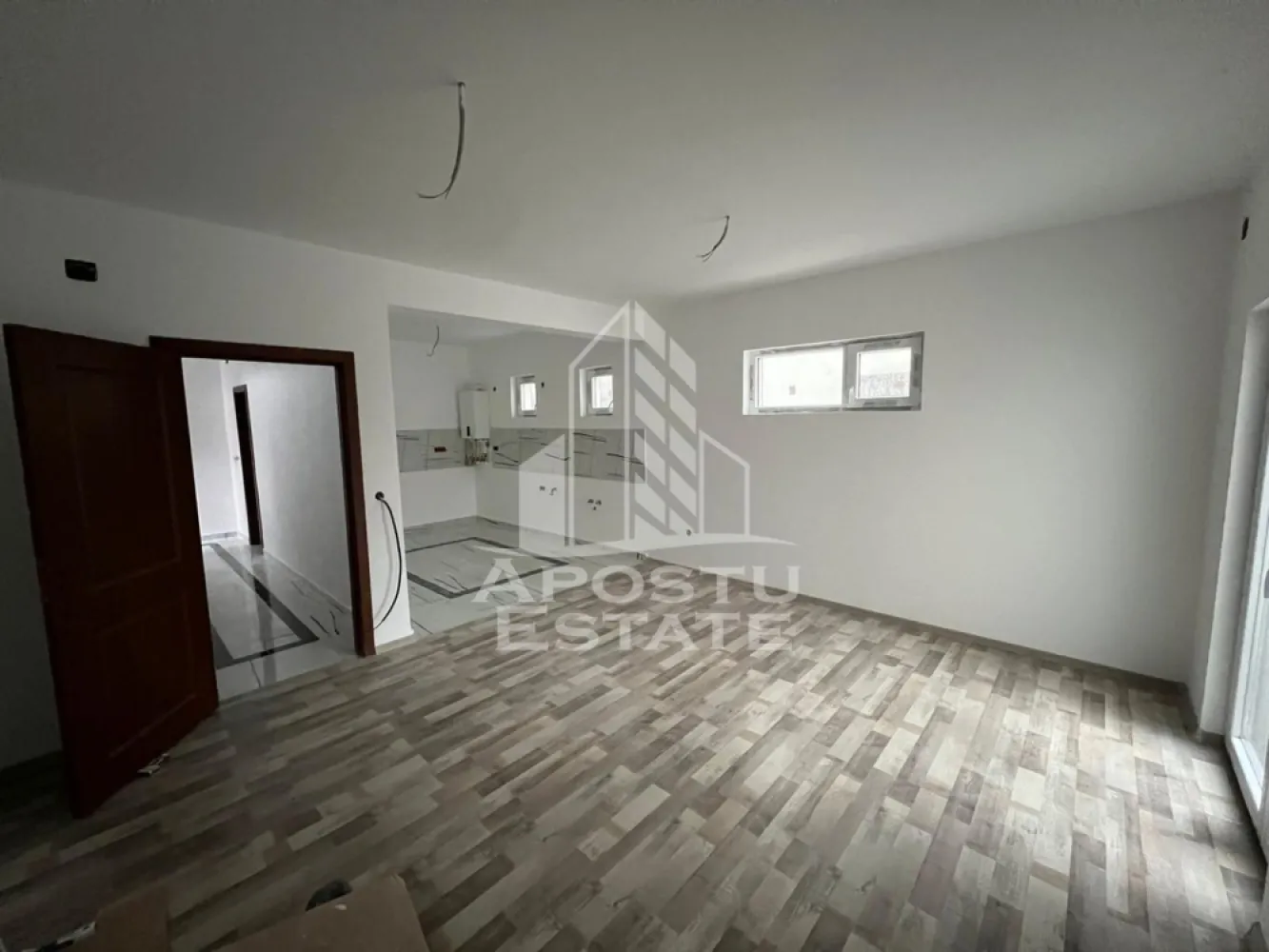 Duplex modern nou,4 camere,zona Freidorf - Apostu Estate va propune spre vanzare o jumatate de duplex cu 4 camere in zona Freidorf.
Construit in anul 2024,pe structura P+1,imobilul se desfasoara pe o suprafata utila de 91 mp,si o suprafata teren de 186 mp.
Compartimentare:
Parter
-hol acces.
-bucatarie cu living open space.
-baie cu cabina de dus.
-birou.
-terasa de 8mp.
Etaj
-doua dormitoare.
-baie cu cada.
-terasa de 8 mp.
Confortul termic se realizeaza prin intermediul centralei si al climei,incalzirea este in pardoseala.
Duplexul este modern,luminos,construit din materiale de inalta calitate,bine izolat,dispune de finisaje ultramoderne.
Amplasat intr-o zona linistita de case,in proximitatea supermarketelor si al statiilor de mijloace de transport,la doar 5 minute de Shopping City.
Se vinde la cheie,nemobilat.
Un loc de parcare amenajat.
Disponibile ambele jumatati,partea stanga 195000 iar partea dreapta 205000€.
Va oferim consultanta si solutii financiare prin colaboratorii nostrii.
Va asteptam cu drag la o vizionare!