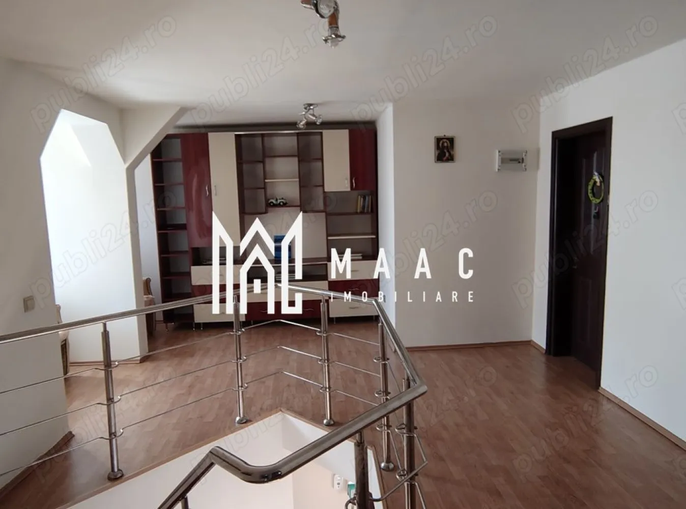 Apartament 4 camere I Vasile Aaron I 130mp I 2 Bai I 2 Blcoane - MAAC Imobiliare va ofera spre inchiriere un Apartament situat pe strada Semaforului.

Apartamentul este compus din:
-3 Dormitoare
-Living
-Bucatarie
-2 Bai
- 2 Balcoane
-Debara

Apartamentul se inchiriaza mobilat si utilat complet .

Pentru mai multe detalii astept telefonul dumneavoastra cu specificatia ca ati vazut anuntul
