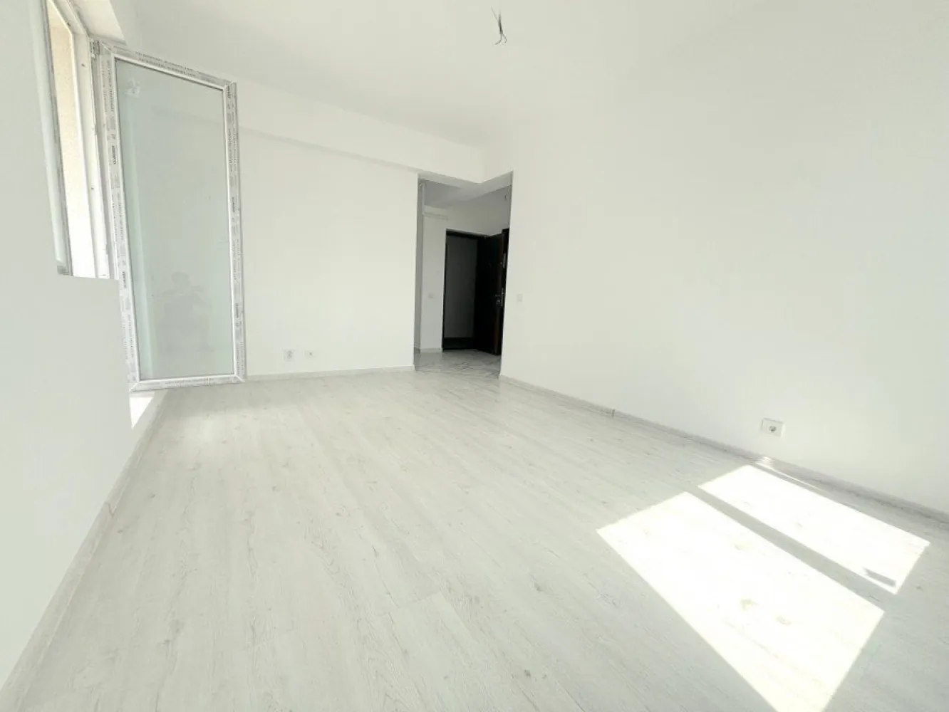 Apartament 2 camere mutare imediata Militari Residence - **TVA inclus**

*Comision 0%*

Vă prezentăm un apartament modern, situat în cartierul Militari Residence, ideal pentru cei care își doresc confort, acces rapid la facilități urbane și un stil de viață echilibrat.

Această proprietate reprezintă o alegere excelentă atât pentru locuit, cât și pentru investiție, fiind bine compartimentată și adaptată nevoilor actuale.

Detalii principale:

Locație: Apartamentul este amplasat în Militari Residence, cu acces facil către magazine, restaurante, parcuri și unități de învățământ.

Compartimentare: Dispune de 2 camere spațioase, potrivite pentru un cuplu sau o familie mică.

Design: Finisajele sunt moderne și de calitate, iar spațiile sunt luminoase și bine organizate, oferind un ambient plăcut și funcțional.

Balcon: Apartamentul beneficiază de balcon privat, ideal pentru momente de relaxare.

Facilități suplimentare:

Parcare: Loc de parcare disponibil contra cost, pentru un plus de confort și siguranță.

Siguranță: Cartierul este recunoscut pentru nivelul ridicat de siguranță și comunitatea bine dezvoltată.

Transport: Acces rapid la mijloace de transport în comun, cu legături facile către diverse zone din București.

Apartamentul oferă un echilibru foarte bun între confort, funcționalitate și poziționare, fiind o opțiune potrivită pentru cei care caută o locuință practică într-o zonă în continuă dezvoltare.

Pentru mai multe detalii sau pentru programarea unei vizionări, nu ezitați să ne contactați.