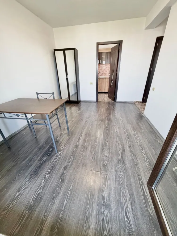 Apartament 3 camere Militari Residence mobilat si utilat - Vă prezentăm un apartament cu 3 camere, decomandat, situat pe strada Rezervelor nr. 79, în cartierul Militari Residence, chiar lângă Lidl – o locație excelentă pentru confortul zilnic 

Situat la etajul 6 din 7, apartamentul oferă o priveliște plăcută și multă lumină naturală, fiind ideal pentru o familie care își dorește spațiu și funcționalitate 

Detalii proprietate:
• 3 camere spațioase 
• 2 băi 
• Compartimentare decomandată – eficiență și intimitate 
• Etaj 6 din 7
• Locație: strada Rezervelor 79, lângă Lidl 

Avantaje:
• Acces imediat la supermarket (Lidl), restaurante și alte facilități 
• Aproape de mijloace de transport în comun 
• Zonă dezvoltată, ideală pentru locuit sau investiție 
• Spațiu generos, potrivit pentru familie 

Un apartament echilibrat, bine poziționat, care îți oferă tot ce ai nevoie pentru un stil de viață confortabil 

Pentru mai multe detalii sau programarea unei vizionări, sună acum