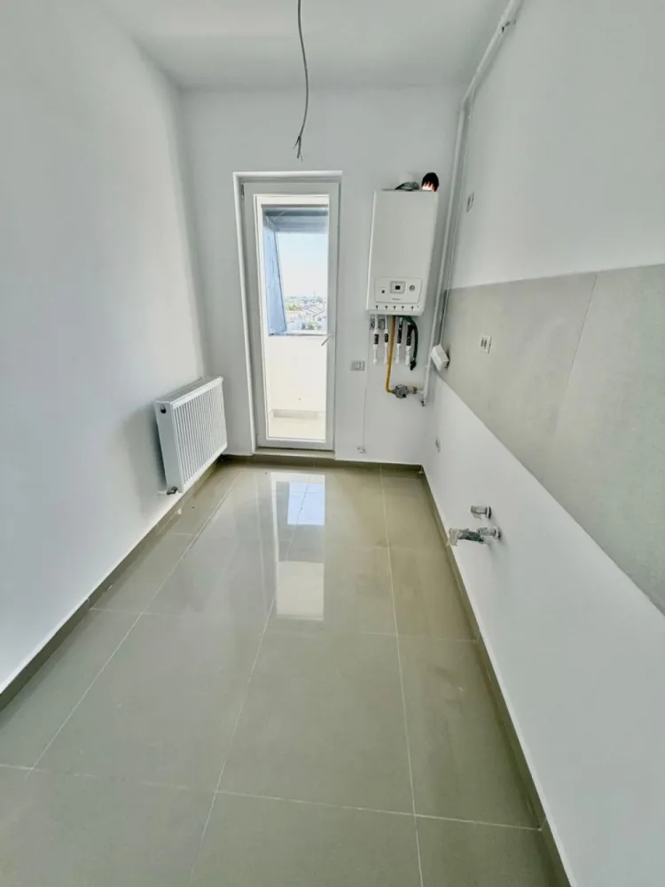 Garsoniera decomandata - Mutare imediata Militari Residence - **TVA INCLUS**

Vă prezentăm o garsonieră modernă, situată în cartierul Militari Residence, într-un imobil nou cu regim de înălțime P+6, ideală pentru locuit sau investiție.

Proprietatea este poziționată la un etaj intermediar și este complet finalizată, fiind disponibilă pentru mutare imediată.

Detalii proprietate:

* Tip: Garsonieră
* Etaj: 4
* Stare: Finalizată, gata de mutare
* Locație: Militari Residence

Avantaje:

* Bloc nou, construit cu materiale de calitate, ce oferă un nivel ridicat de confort și durabilitate
* Amplasare excelentă, cu acces rapid la mijloacele de transport în comun
* Apropiere de școli, centre comerciale, supermarketuri și mall-uri
* Zonă liniștită, potrivită atât pentru locuit, cât și pentru investiție

Această proprietate reprezintă o oportunitate bună pentru cei care caută o locuință accesibilă, într-o zonă în plină dezvoltare.

Pentru mai multe informații sau pentru programarea unei vizionări, vă stăm la dispoziție.