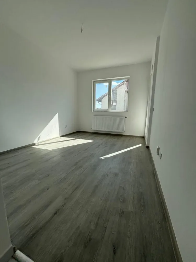 Garsoniera cartier Militari Residence - mutare imediata!! - Garsonieră decomandată de vânzare – Militari Residence | Etaj intermediar | Bloc cu lift

Vă propunem spre vânzare o garsonieră situată în Militari Residence, într-un imobil modern cu regim mic de înălțime (P+3), ideală atât pentru locuit, cât și pentru investiție.

Locuința este decomandată, oferind o compartimentare eficientă și un plus de confort. Este amplasată la un etaj intermediar, poziție ideală pentru un echilibru optim între accesibilitate și liniște.

Blocul este prevăzut cu lift, un avantaj important pentru acest tip de imobil, asigurând acces facil indiferent de etaj.

Caracteristici principale:

Compartimentare decomandată
Etaj intermediar
Bloc P+3 (regim mic de înălțime)
Lift în imobil
Zonă în plină dezvoltare, cu acces rapid către magazine, transport și facilități

Această proprietate reprezintă o alegere practică pentru cei care caută un spațiu bine organizat, într-o zonă accesibilă și în continuă dezvoltare.