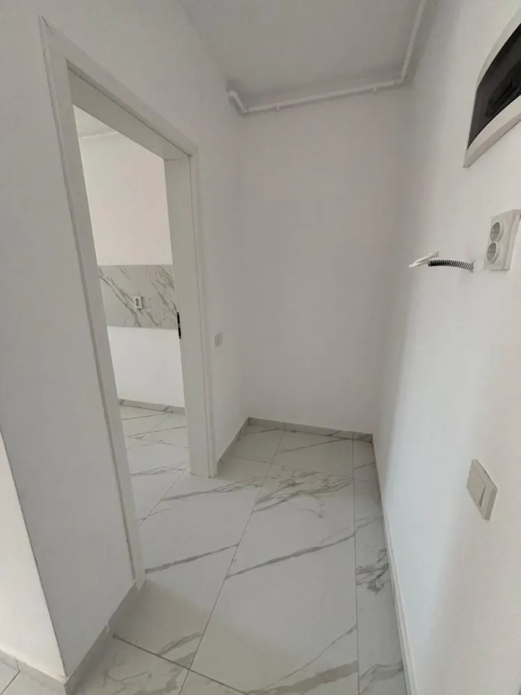 Garsoniera cartier Militari Residence - mutare imediata!! - Garsonieră decomandată de vânzare – Militari Residence | Etaj intermediar | Bloc cu lift

Vă propunem spre vânzare o garsonieră situată în Militari Residence, într-un imobil modern cu regim mic de înălțime (P+3), ideală atât pentru locuit, cât și pentru investiție.

Locuința este decomandată, oferind o compartimentare eficientă și un plus de confort. Este amplasată la un etaj intermediar, poziție ideală pentru un echilibru optim între accesibilitate și liniște.

Blocul este prevăzut cu lift, un avantaj important pentru acest tip de imobil, asigurând acces facil indiferent de etaj.

Caracteristici principale:

Compartimentare decomandată
Etaj intermediar
Bloc P+3 (regim mic de înălțime)
Lift în imobil
Zonă în plină dezvoltare, cu acces rapid către magazine, transport și facilități

Această proprietate reprezintă o alegere practică pentru cei care caută un spațiu bine organizat, într-o zonă accesibilă și în continuă dezvoltare.