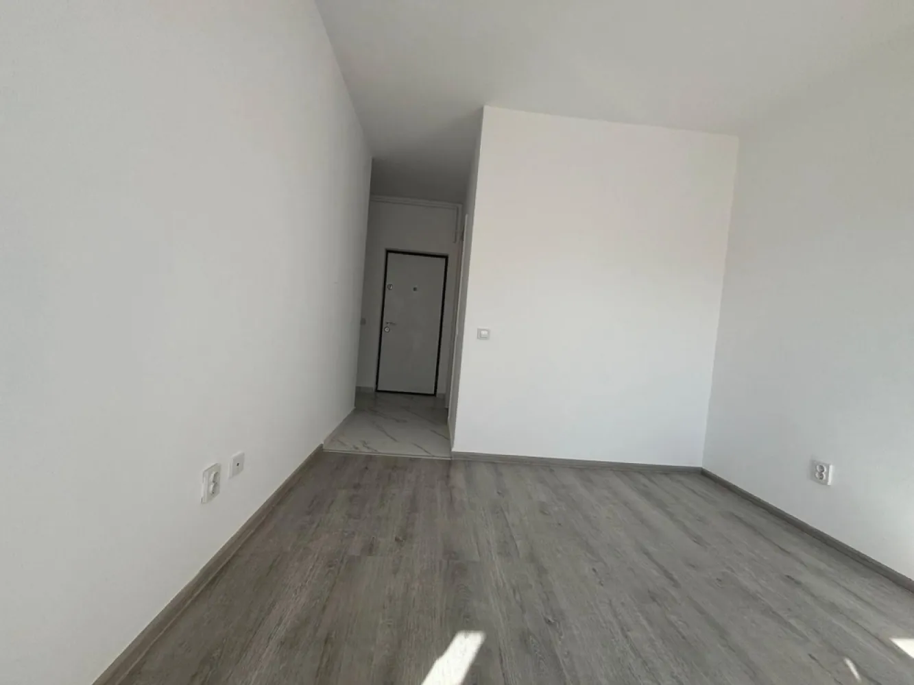 Garsoniera cartier Militari Residence - mutare imediata!! - Garsonieră decomandată de vânzare – Militari Residence | Etaj intermediar | Bloc cu lift

Vă propunem spre vânzare o garsonieră situată în Militari Residence, într-un imobil modern cu regim mic de înălțime (P+3), ideală atât pentru locuit, cât și pentru investiție.

Locuința este decomandată, oferind o compartimentare eficientă și un plus de confort. Este amplasată la un etaj intermediar, poziție ideală pentru un echilibru optim între accesibilitate și liniște.

Blocul este prevăzut cu lift, un avantaj important pentru acest tip de imobil, asigurând acces facil indiferent de etaj.

Caracteristici principale:

Compartimentare decomandată
Etaj intermediar
Bloc P+3 (regim mic de înălțime)
Lift în imobil
Zonă în plină dezvoltare, cu acces rapid către magazine, transport și facilități

Această proprietate reprezintă o alegere practică pentru cei care caută un spațiu bine organizat, într-o zonă accesibilă și în continuă dezvoltare.