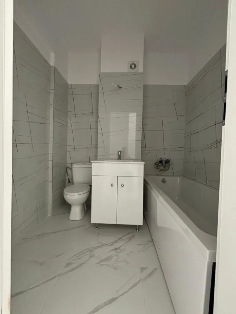 Garsoniera cartier Militari Residence - mutare imediata!! - Garsonieră decomandată de vânzare – Militari Residence | Etaj intermediar | Bloc cu lift

Vă propunem spre vânzare o garsonieră situată în Militari Residence, într-un imobil modern cu regim mic de înălțime (P+3), ideală atât pentru locuit, cât și pentru investiție.

Locuința este decomandată, oferind o compartimentare eficientă și un plus de confort. Este amplasată la un etaj intermediar, poziție ideală pentru un echilibru optim între accesibilitate și liniște.

Blocul este prevăzut cu lift, un avantaj important pentru acest tip de imobil, asigurând acces facil indiferent de etaj.

Caracteristici principale:

Compartimentare decomandată
Etaj intermediar
Bloc P+3 (regim mic de înălțime)
Lift în imobil
Zonă în plină dezvoltare, cu acces rapid către magazine, transport și facilități

Această proprietate reprezintă o alegere practică pentru cei care caută un spațiu bine organizat, într-o zonă accesibilă și în continuă dezvoltare.