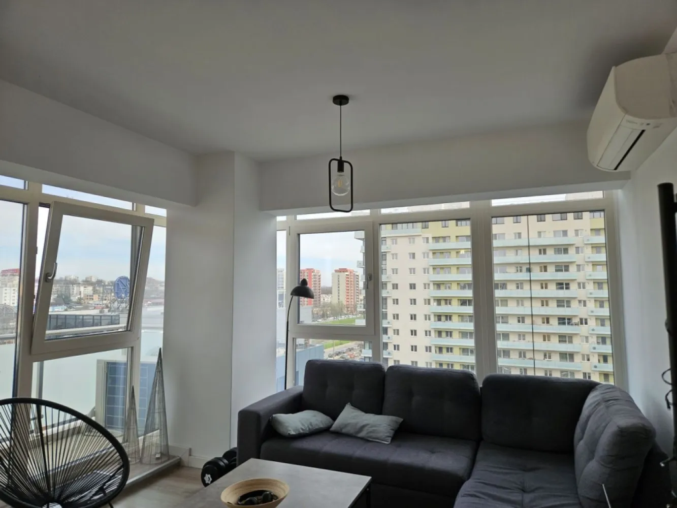 Apartament 2 camere Conest Tudor - Apartament 2 camere decomandat din 2020
Conest Grand Residence(Iulius Mall)
64 mp(58 mp utili+ 6mp balcon)
etaj intermediar-7
Loc de parcare suprateran inclus
Mobilat integral
Orientare către Splai Bahlui
Servicii si utilitati: Bloc fără gaz(costuri reduse), paza, parcare
Lângă spatii comerciale, Iulius Mall și universități
Locuit doar de proprietar
Termen de habitatie variabil.
Se vinde mobilat și cu loc de parcare.
Ușor negociabil