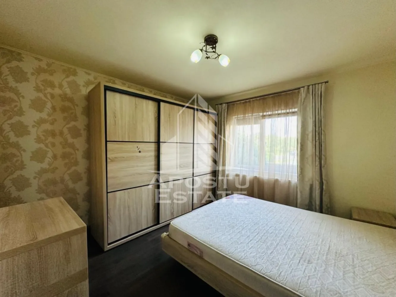 Apartament 2 camere zona Micalaca - APOSTU ESTATE va propune spre inchiriere apartament cu 2 camere de inchiriat in zona Micalaca, situat la etajul 1 din 4, intr-un imobil linistit si bine intretinut.

Locuinta este complet mobilata si utilata, fiind dotata cu centrala termica proprie, aer conditionat, TV, aragaz, hota, cuptor cu microunde, frigider si masina de spalat rufe, oferind tot confortul necesar pentru o mutare imediata.

Apartamentul este ideal pentru studenti, un cuplu sau o familie formata din 2 persoane, datorita compartimentarii practice si atmosferei placute.

Conditii de inchiriere:

Perioada minima de inchiriere: 1 an
Nu se accepta animale de companie
Nu se accepta fumatori

Pentru mai multe detalii sau pentru programarea unei vizionari, echipa Apostu Estate va sta cu profesionalism si promptitudine la dispozitie dumneavoastra.
CP3136109