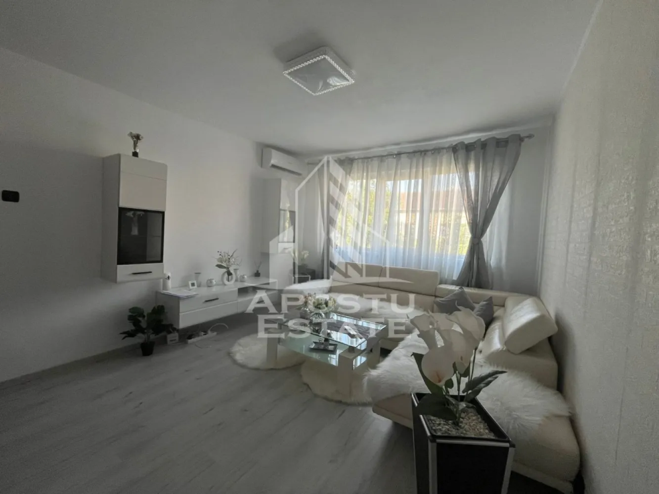 Apartament cu 3 camere, semidecomandat, renovat, Spitalul Judetean - APOSTU ESTATE are placerea de a va propune spre vanzare un apartament cu 3 camere,localizat in zona Spitalul Judetean.
Apartamentul este situat la etajul 4 din 4 si are suprafata de 54 mp utili+ balcon.
Compartimentare:
- 2 Holuri
- Bucatarie utilata
- Living spatios 
- 2 Dormitoare
- 1 baie cu cada si geam

Confortul termic este realizat prin intermediul centralei proprii.
Proprietarul a renovat integral apartamentul inclusiv instalatia electrica si sanitara, se preda mobilat si utilat complet.

Zona linistita cu numeroase facilitati si puncte de interes precum statie de autobuz, magazine, supermarket, piata, institutii de invatamant, institutii farmaceutice, institutii bancare.
Acceptam orice tip de credit bancar. Oferim consultanta si solutii financiare prin colaboratorii nostri.
Va asteptam cu drag la o vizionare chiar astazi!