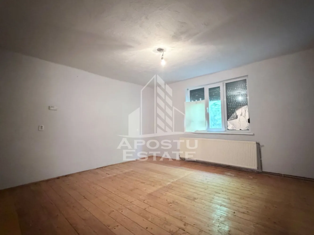 Casa individuala de vanzare pe parter Fratelia-Girocului - APOSTU ESTATE va propune spre vanzare o casa individuala, pe parter, situata in Timisoara, zona Fratelia-Calea Girocului. 

Compartimentare:
-hol de acces;
-bucatarie;
-doua dormitoare;
-camera de zi;
-baie.

Casa este din caramida, are suprafata construita de 97 mp, suprafata utila de 75 mp, iar terenul are suprafata de 432 mp, cu deschidere stradala de 10 m.

Va invitam la o vizionare chiar astazi. 

CP3135969