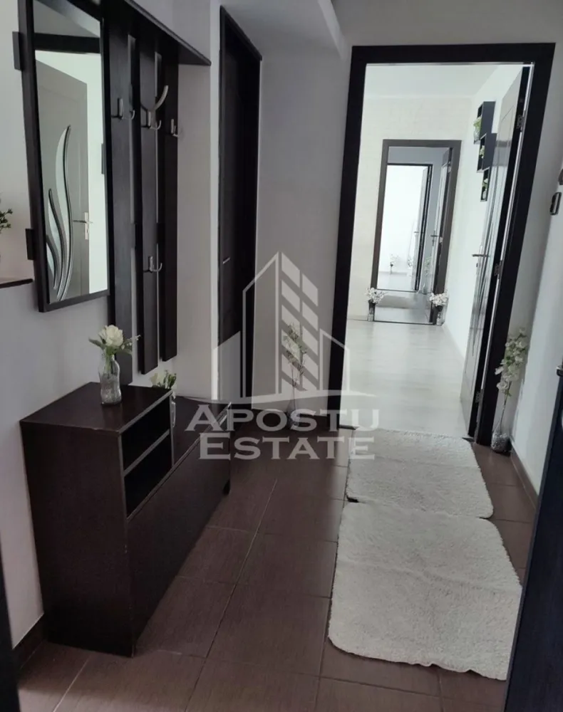 Apartament cu 3 camere, semidecomandat, renovat, Spitalul Judetean - APOSTU ESTATE are placerea de a va propune spre vanzare un apartament cu 3 camere,localizat in zona Spitalul Judetean.
Apartamentul este situat la etajul 4 din 4 si are suprafata de 54 mp utili+ balcon.
Compartimentare:
- 2 Holuri
- Bucatarie utilata
- Living spatios 
- 2 Dormitoare
- 1 baie cu cada si geam

Confortul termic este realizat prin intermediul centralei proprii.
Proprietarul a renovat integral apartamentul inclusiv instalatia electrica si sanitara, se preda mobilat si utilat complet.

Zona linistita cu numeroase facilitati si puncte de interes precum statie de autobuz, magazine, supermarket, piata, institutii de invatamant, institutii farmaceutice, institutii bancare.
Acceptam orice tip de credit bancar. Oferim consultanta si solutii financiare prin colaboratorii nostri.
Va asteptam cu drag la o vizionare chiar astazi!