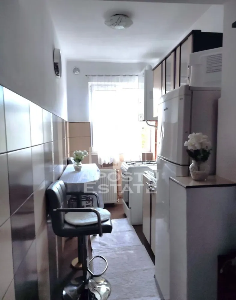 Apartament cu 3 camere, semidecomandat, renovat, Spitalul Judetean - APOSTU ESTATE are placerea de a va propune spre vanzare un apartament cu 3 camere,localizat in zona Spitalul Judetean.
Apartamentul este situat la etajul 4 din 4 si are suprafata de 54 mp utili+ balcon.
Compartimentare:
- 2 Holuri
- Bucatarie utilata
- Living spatios 
- 2 Dormitoare
- 1 baie cu cada si geam

Confortul termic este realizat prin intermediul centralei proprii.
Proprietarul a renovat integral apartamentul inclusiv instalatia electrica si sanitara, se preda mobilat si utilat complet.

Zona linistita cu numeroase facilitati si puncte de interes precum statie de autobuz, magazine, supermarket, piata, institutii de invatamant, institutii farmaceutice, institutii bancare.
Acceptam orice tip de credit bancar. Oferim consultanta si solutii financiare prin colaboratorii nostri.
Va asteptam cu drag la o vizionare chiar astazi!