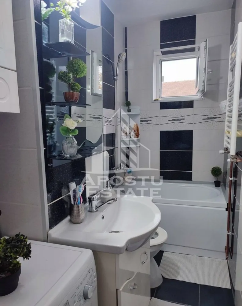 Apartament cu 3 camere, semidecomandat, renovat, Spitalul Judetean - APOSTU ESTATE are placerea de a va propune spre vanzare un apartament cu 3 camere,localizat in zona Spitalul Judetean.
Apartamentul este situat la etajul 4 din 4 si are suprafata de 54 mp utili+ balcon.
Compartimentare:
- 2 Holuri
- Bucatarie utilata
- Living spatios 
- 2 Dormitoare
- 1 baie cu cada si geam

Confortul termic este realizat prin intermediul centralei proprii.
Proprietarul a renovat integral apartamentul inclusiv instalatia electrica si sanitara, se preda mobilat si utilat complet.

Zona linistita cu numeroase facilitati si puncte de interes precum statie de autobuz, magazine, supermarket, piata, institutii de invatamant, institutii farmaceutice, institutii bancare.
Acceptam orice tip de credit bancar. Oferim consultanta si solutii financiare prin colaboratorii nostri.
Va asteptam cu drag la o vizionare chiar astazi!