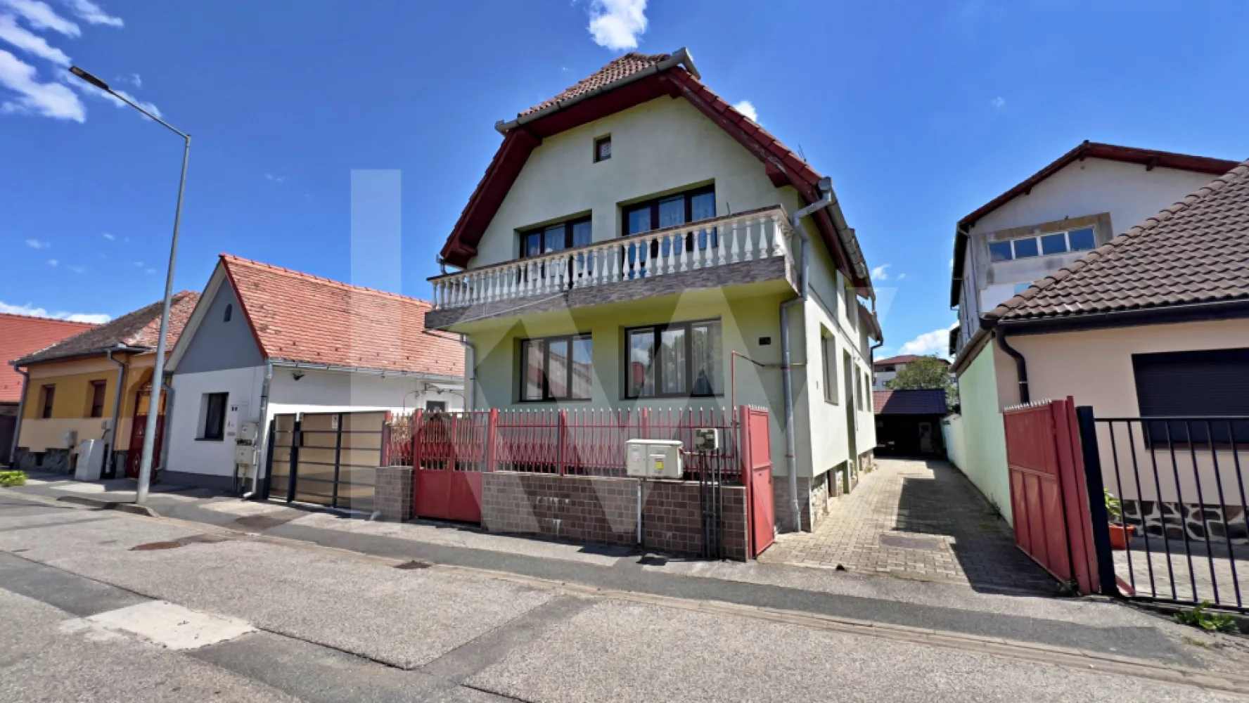 Casă 6 camere D+P+M-217 mp utili, 515 mp curte, Zona Cartier Kogalniceanu - În unele case locuiești. În altele simți că trăiești. Aceasta e din a doua categorie.

Oprește-te și ia în calcul următorul scenariu: Îți începi dimineața fără stresul traficului din Cisnădie sau Șelimbăr – ești deja în oraș. Îți bei cafeaua în grădina din spate (o oază destul de rară pentru o zonă atât de centrală). Sâmbăta poți merge pe jos în Piața Cibin pentru legume proaspete. 
Dacă ai copii, se pot juca în siguranță în curte sau în parcurile din zona Kogălniceanu. Seara, carportul dublu te scapă de coșmarul parcării din Sibiu, iar șopronul este ideal pentru un grătar cu prietenii. Este viața la casă, dar cu avantajele logistice ale unui apartament ultracentral.

În imediata apropiere ai supermarketuri (Kaufland, Lidl, Penny, Profi), farmacii, bănci și servicii.

Pe strada Turnișorului nr. 39A, una dintre axele cu cea mai bună conectivitate din Sibiu, vă așteptă o proprietate care redefinește ce înseamnă spațiu, posibilități și flexibilitate pentru o familie care se respectă. 

Despre proprietate:

Regim înălțime: Demisol + Parter + Mansardă (D+P+M)
Suprafață utilă: 239 mp — generoasă, fără compromisuri
Suprafață teren: 514 mp, cu deschidere la stradă de 10,5 ml
Compartimentare: 6 camere, 2 bucătării,  baie pe fiecare nivel, holuri spațioase

Ce vei găsi la fiecare nivel:

Demisol: Bucătărie mare mobilată și utilată, pivniță mare, două camere pretabile activități comerciale — ideal ca și spațiu independent cu intrare direct din stradă. 
Parter: Living reprezentativ cu parchet clasic, bucătărie cu bar și acces direct în curte, zona de luat masa, zonă de zi, baie cu cadă.
Mansardă: 4 dormitoare și parchet de lemn, baie cu cabină de duș, terasă deschisă cu vedere spre cartier

Exteriorul vorbește de la sine:

Curte interioară complet pavată, cu acces auto și carport acoperit pentru 2 mașini
Grădină în spate cu viță de vie, pomi fructiferi și spațiu depozitare unelte. 
Șopron utilitar + grătar zidit — totul gata de folosit
Gard și poartă — intimitate și securitate

De ce strada Turnișorului?
Poziție strategică în Sibiu — acces rapid la centrul orașului, școli, magazine, transport public. Zonă liniștită, cu caracter rezidențial consolidat.
Potrivit pentru: Familie numeroasă | Locuință + birou acasă | Locuință cu apartament independent la demisol, 
Poate fi luată în calcul și pentru Clinică Veterinară, birouri, Salon...

Programați o vizionare astăzi — proprietatea este disponibilă imediat.
Contactați-ne și descoperiți în persoană ce înseamnă 239 de metri pătrați de posibilități.
