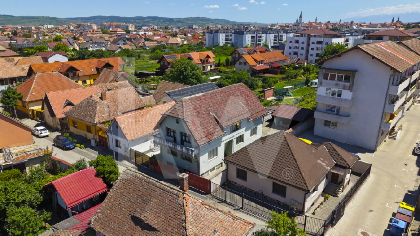 Casă 6 camere D+P+M-217 mp utili, 515 mp curte, Zona Cartier Kogalniceanu - În unele case locuiești. În altele simți că trăiești. Aceasta e din a doua categorie.

Oprește-te și ia în calcul următorul scenariu: Îți începi dimineața fără stresul traficului din Cisnădie sau Șelimbăr – ești deja în oraș. Îți bei cafeaua în grădina din spate (o oază destul de rară pentru o zonă atât de centrală). Sâmbăta poți merge pe jos în Piața Cibin pentru legume proaspete. 
Dacă ai copii, se pot juca în siguranță în curte sau în parcurile din zona Kogălniceanu. Seara, carportul dublu te scapă de coșmarul parcării din Sibiu, iar șopronul este ideal pentru un grătar cu prietenii. Este viața la casă, dar cu avantajele logistice ale unui apartament ultracentral.

În imediata apropiere ai supermarketuri (Kaufland, Lidl, Penny, Profi), farmacii, bănci și servicii.

Pe strada Turnișorului nr. 39A, una dintre axele cu cea mai bună conectivitate din Sibiu, vă așteptă o proprietate care redefinește ce înseamnă spațiu, posibilități și flexibilitate pentru o familie care se respectă. 

Despre proprietate:

Regim înălțime: Demisol + Parter + Mansardă (D+P+M)
Suprafață utilă: 239 mp — generoasă, fără compromisuri
Suprafață teren: 514 mp, cu deschidere la stradă de 10,5 ml
Compartimentare: 6 camere, 2 bucătării,  baie pe fiecare nivel, holuri spațioase

Ce vei găsi la fiecare nivel:

Demisol: Bucătărie mare mobilată și utilată, pivniță mare, două camere pretabile activități comerciale — ideal ca și spațiu independent cu intrare direct din stradă. 
Parter: Living reprezentativ cu parchet clasic, bucătărie cu bar și acces direct în curte, zona de luat masa, zonă de zi, baie cu cadă.
Mansardă: 4 dormitoare și parchet de lemn, baie cu cabină de duș, terasă deschisă cu vedere spre cartier

Exteriorul vorbește de la sine:

Curte interioară complet pavată, cu acces auto și carport acoperit pentru 2 mașini
Grădină în spate cu viță de vie, pomi fructiferi și spațiu depozitare unelte. 
Șopron utilitar + grătar zidit — totul gata de folosit
Gard și poartă — intimitate și securitate

De ce strada Turnișorului?
Poziție strategică în Sibiu — acces rapid la centrul orașului, școli, magazine, transport public. Zonă liniștită, cu caracter rezidențial consolidat.
Potrivit pentru: Familie numeroasă | Locuință + birou acasă | Locuință cu apartament independent la demisol, 
Poate fi luată în calcul și pentru Clinică Veterinară, birouri, Salon...

Programați o vizionare astăzi — proprietatea este disponibilă imediat.
Contactați-ne și descoperiți în persoană ce înseamnă 239 de metri pătrați de posibilități.

