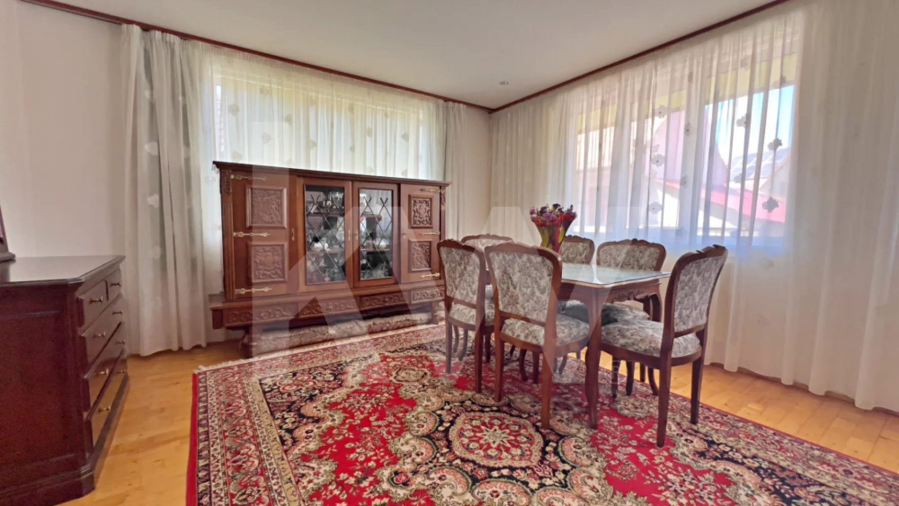 Casă 6 camere D+P+M-217 mp utili, 515 mp curte, Zona Cartier Kogalniceanu - În unele case locuiești. În altele simți că trăiești. Aceasta e din a doua categorie.

Oprește-te și ia în calcul următorul scenariu: Îți începi dimineața fără stresul traficului din Cisnădie sau Șelimbăr – ești deja în oraș. Îți bei cafeaua în grădina din spate (o oază destul de rară pentru o zonă atât de centrală). Sâmbăta poți merge pe jos în Piața Cibin pentru legume proaspete. 
Dacă ai copii, se pot juca în siguranță în curte sau în parcurile din zona Kogălniceanu. Seara, carportul dublu te scapă de coșmarul parcării din Sibiu, iar șopronul este ideal pentru un grătar cu prietenii. Este viața la casă, dar cu avantajele logistice ale unui apartament ultracentral.

În imediata apropiere ai supermarketuri (Kaufland, Lidl, Penny, Profi), farmacii, bănci și servicii.

Pe strada Turnișorului nr. 39A, una dintre axele cu cea mai bună conectivitate din Sibiu, vă așteptă o proprietate care redefinește ce înseamnă spațiu, posibilități și flexibilitate pentru o familie care se respectă. 

Despre proprietate:

Regim înălțime: Demisol + Parter + Mansardă (D+P+M)
Suprafață utilă: 239 mp — generoasă, fără compromisuri
Suprafață teren: 514 mp, cu deschidere la stradă de 10,5 ml
Compartimentare: 6 camere, 2 bucătării,  baie pe fiecare nivel, holuri spațioase

Ce vei găsi la fiecare nivel:

Demisol: Bucătărie mare mobilată și utilată, pivniță mare, două camere pretabile activități comerciale — ideal ca și spațiu independent cu intrare direct din stradă. 
Parter: Living reprezentativ cu parchet clasic, bucătărie cu bar și acces direct în curte, zona de luat masa, zonă de zi, baie cu cadă.
Mansardă: 4 dormitoare și parchet de lemn, baie cu cabină de duș, terasă deschisă cu vedere spre cartier

Exteriorul vorbește de la sine:

Curte interioară complet pavată, cu acces auto și carport acoperit pentru 2 mașini
Grădină în spate cu viță de vie, pomi fructiferi și spațiu depozitare unelte. 
Șopron utilitar + grătar zidit — totul gata de folosit
Gard și poartă — intimitate și securitate

De ce strada Turnișorului?
Poziție strategică în Sibiu — acces rapid la centrul orașului, școli, magazine, transport public. Zonă liniștită, cu caracter rezidențial consolidat.
Potrivit pentru: Familie numeroasă | Locuință + birou acasă | Locuință cu apartament independent la demisol, 
Poate fi luată în calcul și pentru Clinică Veterinară, birouri, Salon...

Programați o vizionare astăzi — proprietatea este disponibilă imediat.
Contactați-ne și descoperiți în persoană ce înseamnă 239 de metri pătrați de posibilități.
