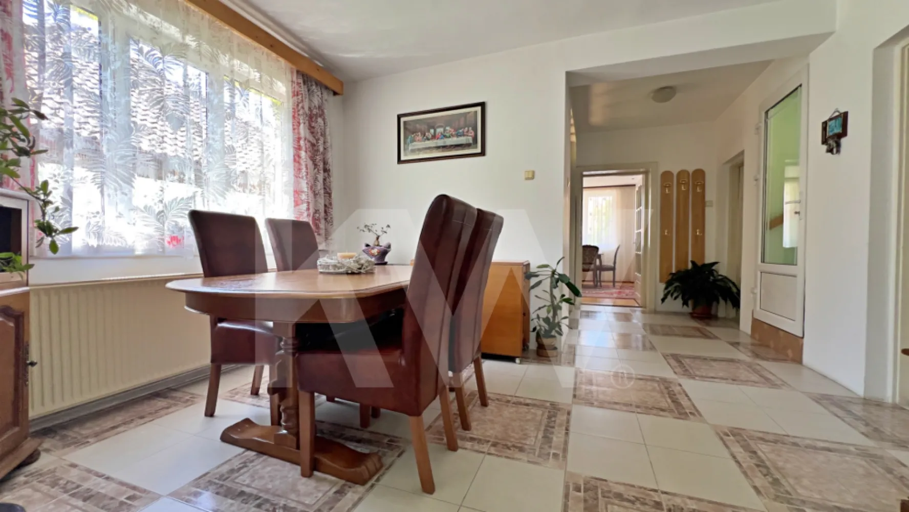 Casă 6 camere D+P+M-217 mp utili, 515 mp curte, Zona Cartier Kogalniceanu - În unele case locuiești. În altele simți că trăiești. Aceasta e din a doua categorie.

Oprește-te și ia în calcul următorul scenariu: Îți începi dimineața fără stresul traficului din Cisnădie sau Șelimbăr – ești deja în oraș. Îți bei cafeaua în grădina din spate (o oază destul de rară pentru o zonă atât de centrală). Sâmbăta poți merge pe jos în Piața Cibin pentru legume proaspete. 
Dacă ai copii, se pot juca în siguranță în curte sau în parcurile din zona Kogălniceanu. Seara, carportul dublu te scapă de coșmarul parcării din Sibiu, iar șopronul este ideal pentru un grătar cu prietenii. Este viața la casă, dar cu avantajele logistice ale unui apartament ultracentral.

În imediata apropiere ai supermarketuri (Kaufland, Lidl, Penny, Profi), farmacii, bănci și servicii.

Pe strada Turnișorului nr. 39A, una dintre axele cu cea mai bună conectivitate din Sibiu, vă așteptă o proprietate care redefinește ce înseamnă spațiu, posibilități și flexibilitate pentru o familie care se respectă. 

Despre proprietate:

Regim înălțime: Demisol + Parter + Mansardă (D+P+M)
Suprafață utilă: 239 mp — generoasă, fără compromisuri
Suprafață teren: 514 mp, cu deschidere la stradă de 10,5 ml
Compartimentare: 6 camere, 2 bucătării,  baie pe fiecare nivel, holuri spațioase

Ce vei găsi la fiecare nivel:

Demisol: Bucătărie mare mobilată și utilată, pivniță mare, două camere pretabile activități comerciale — ideal ca și spațiu independent cu intrare direct din stradă. 
Parter: Living reprezentativ cu parchet clasic, bucătărie cu bar și acces direct în curte, zona de luat masa, zonă de zi, baie cu cadă.
Mansardă: 4 dormitoare și parchet de lemn, baie cu cabină de duș, terasă deschisă cu vedere spre cartier

Exteriorul vorbește de la sine:

Curte interioară complet pavată, cu acces auto și carport acoperit pentru 2 mașini
Grădină în spate cu viță de vie, pomi fructiferi și spațiu depozitare unelte. 
Șopron utilitar + grătar zidit — totul gata de folosit
Gard și poartă — intimitate și securitate

De ce strada Turnișorului?
Poziție strategică în Sibiu — acces rapid la centrul orașului, școli, magazine, transport public. Zonă liniștită, cu caracter rezidențial consolidat.
Potrivit pentru: Familie numeroasă | Locuință + birou acasă | Locuință cu apartament independent la demisol, 
Poate fi luată în calcul și pentru Clinică Veterinară, birouri, Salon...

Programați o vizionare astăzi — proprietatea este disponibilă imediat.
Contactați-ne și descoperiți în persoană ce înseamnă 239 de metri pătrați de posibilități.
