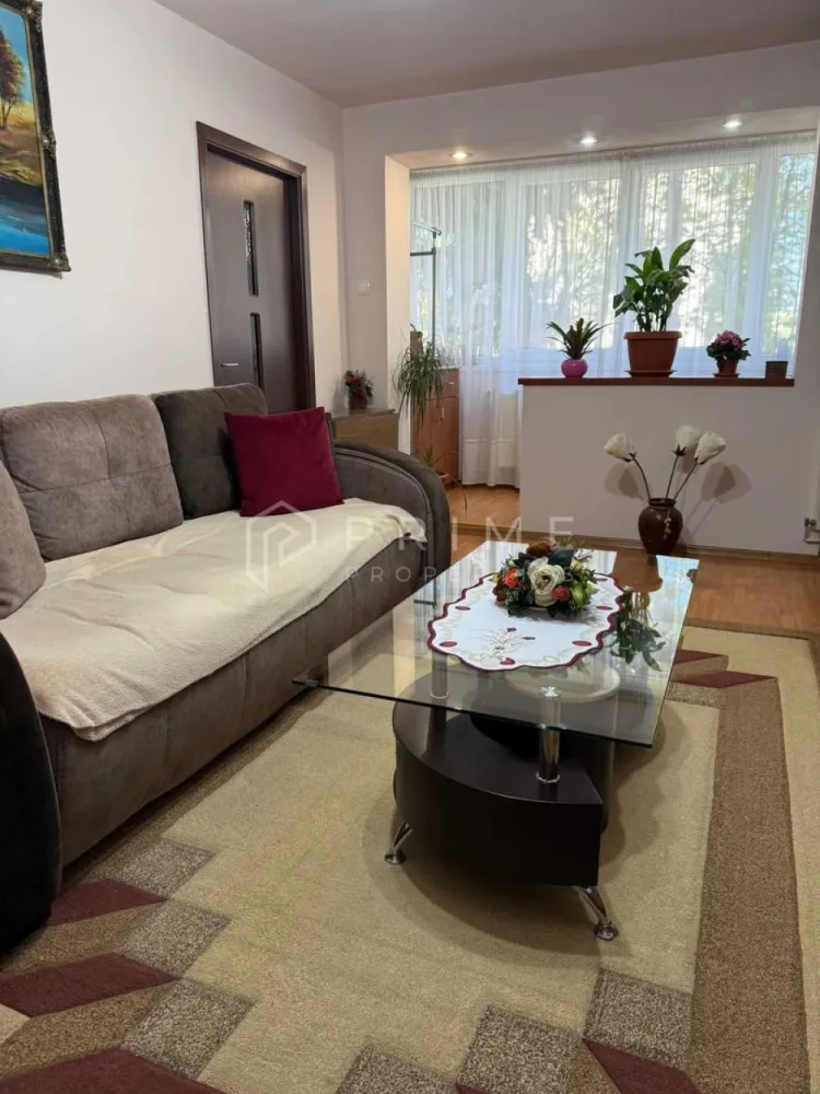 Apartament cu 2 camere, etaj 1 – Cartier Mureșeni - Vă propunem spre vânzare un apartament cu 2 camere situat în cartierul Mureșeni, poziționat la un etaj intermediar (1 din 10) într-un imobil solid construit din beton. Proprietatea oferă un raport excelent între spațiul util și cel auxiliar, fiind o alegere ideală pentru o familie sau un cuplu care își dorește un cămin confortabil.

Detalii tehnice și compartimentare:

Suprafață: 48,5 mp utili + balcon generos de 10,5 mp.

Spațiu inteligent: Balconul este închis și complet integrat în spațiul interior, oferind o zonă suplimentară practică (birou, spațiu de relaxare sau dining).

Confort termic: Centrală termică proprie, izolație termică realizată atât pe exterior, cât și pe interior.

Stare: Apartamentul se vinde mobilat și parțial utilat.

Anexe: Include pivniță proprie, oferind spațiu suplimentar de depozitare.

Localizare și facilități:
Amplasarea apartamentului facilitează un stil de viață comod, având tot ce este esențial la doar câțiva pași distanță:

Educație: Școală la 250 m.

Comerț: Supermarket la 100 m.

Sănătate: Farmacie la 200 m.

Acest apartament reprezintă o oportunitate de achiziție într-o zonă liniștită, cu acces rapid către punctele de interes local.

Promisiunea Prime Properties:
Vă oferim siguranță, transparență și servicii impecabile pe tot parcursul drumului către casa ideală. Dacă această proprietate nu corespunde nevoilor dumneavoastră, lăsați-ne să găsim alternativa potrivită stilului dumneavoastră de viață.
