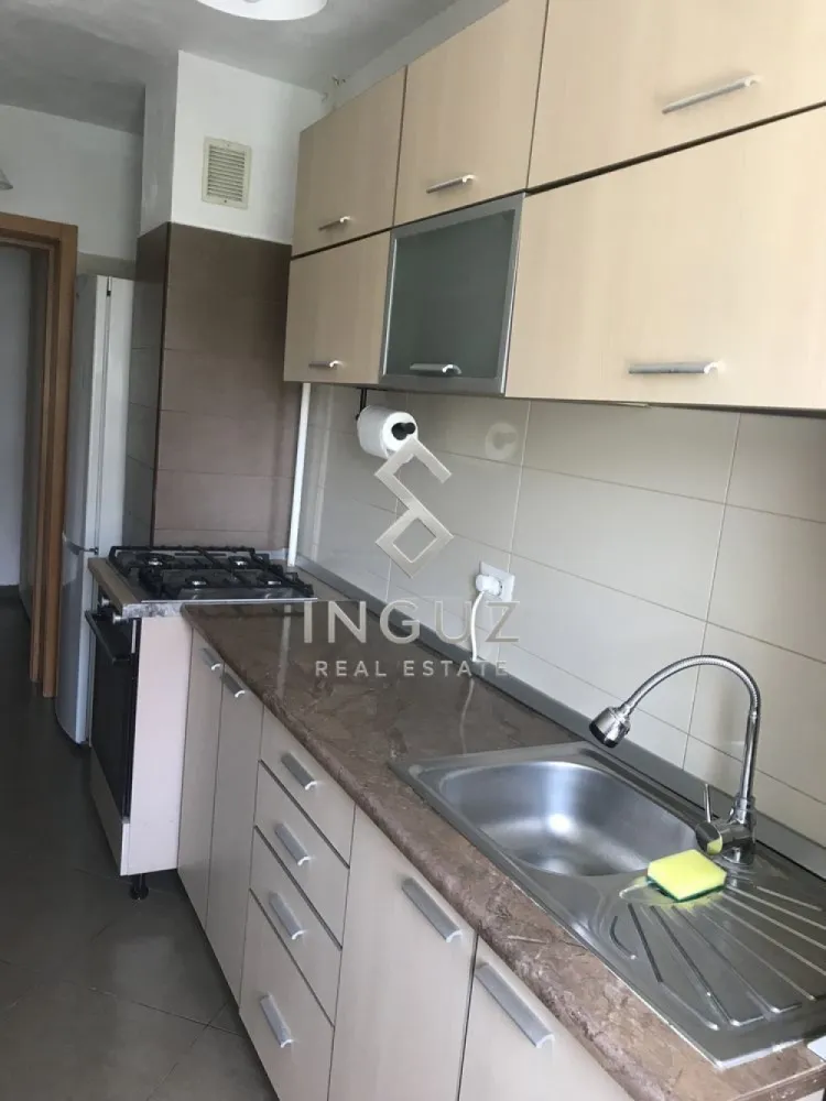DE ÎNCHIRIAT | GARSONIERĂ SPAȚIOASĂ | UNIRII – ALBA IULIA - DE ÎNCHIRIAT | GARSONIERĂ SPAȚIOASĂ | UNIRII – ALBA IULIA العربية بالأسفل

Oportunitate excelentă de închiriere într-una dintre cele mai apreciate zone din București – Piața Alba Iulia, la câteva minute de Piața Unirii și Bulevardul Unirii.

Garsonieră generoasă, cu o suprafață de 41 mp, situată într-un imobil construit în 1991, poziționată stradal, cu acces rapid către centrul orașului, restaurante, cafenele, supermarketuri și mijloace de transport în comun.

CARACTERISTICI

Suprafață utilă: 41 mp
Compartimentare decomandată
Etaj 4 din 10
Bloc construit în 1991
Mobilată și utilată modern
Luminoasă și bine compartimentată
Disponibilă pentru mutare imediată

AVANTAJELE ZONEI

Locație premium – Rond Alba Iulia
Acces rapid către Piața Unirii și Centrul Vechi
Aproape de restaurante, cafenele și centre comerciale
Conexiuni excelente către toate zonele orașului
Zonă sigură și foarte căutată pentru locuire

Condiții financiare:

Chirie: 425 EUR/lună
Garanție: 425 EUR
Comision agenție: 50% din valoarea unei chirii lunare + TVA

Ideală pentru o persoană sau un cuplu care își dorește confortul unei locații centrale și acces rapid către principalele puncte de interes ale Capitalei.

────────────────────

للايجار | استوديو واسع | أونيري – ألبا يوليا

استوديو بمساحة 41 متر مربع يقع في واحدة من أفضل المناطق السكنية في بوخارست، في ميدان ألبا يوليا وعلى مقربة من ساحة أونيري ووسط المدينة.

مميزات العقار:

مساحة 41 متر مربع
تقسيم منفصل ومريح
الطابق الرابع من عشرة
مبنى عام 1991
مفروش ومجهز بشكل حديث
إضاءة طبيعية ممتازة
جاهز للسكن فوراً

مميزات الموقع:

موقع مميز في منطقة ألبا يوليا
دقائق قليلة من ساحة أونيري
قريب من المطاعم والمقاهي والأسواق
مواصلات ممتازة إلى جميع أنحاء المدينة
منطقة هادئة ومطلوبة للسكن

الشروط المالية:

الإيجار: 425 يورو شهرياً
التأمين: 425 يورو
عمولة الشركة: 50٪ من قيمة إيجار شهر واحد + الضريبة القانونية

مناسب لشخص واحد أو زوجين يبحثان عن السكن في موقع مركزي مميز.
Inguz Real Estate
📞 +40 774 017 567