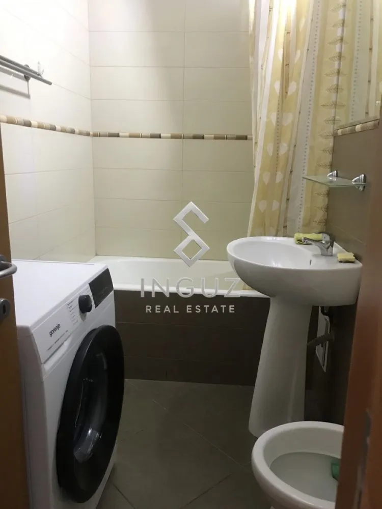 DE ÎNCHIRIAT | GARSONIERĂ SPAȚIOASĂ | UNIRII – ALBA IULIA - DE ÎNCHIRIAT | GARSONIERĂ SPAȚIOASĂ | UNIRII – ALBA IULIA العربية بالأسفل

Oportunitate excelentă de închiriere într-una dintre cele mai apreciate zone din București – Piața Alba Iulia, la câteva minute de Piața Unirii și Bulevardul Unirii.

Garsonieră generoasă, cu o suprafață de 41 mp, situată într-un imobil construit în 1991, poziționată stradal, cu acces rapid către centrul orașului, restaurante, cafenele, supermarketuri și mijloace de transport în comun.

CARACTERISTICI

Suprafață utilă: 41 mp
Compartimentare decomandată
Etaj 4 din 10
Bloc construit în 1991
Mobilată și utilată modern
Luminoasă și bine compartimentată
Disponibilă pentru mutare imediată

AVANTAJELE ZONEI

Locație premium – Rond Alba Iulia
Acces rapid către Piața Unirii și Centrul Vechi
Aproape de restaurante, cafenele și centre comerciale
Conexiuni excelente către toate zonele orașului
Zonă sigură și foarte căutată pentru locuire

Condiții financiare:

Chirie: 425 EUR/lună
Garanție: 425 EUR
Comision agenție: 50% din valoarea unei chirii lunare + TVA

Ideală pentru o persoană sau un cuplu care își dorește confortul unei locații centrale și acces rapid către principalele puncte de interes ale Capitalei.

────────────────────

للايجار | استوديو واسع | أونيري – ألبا يوليا

استوديو بمساحة 41 متر مربع يقع في واحدة من أفضل المناطق السكنية في بوخارست، في ميدان ألبا يوليا وعلى مقربة من ساحة أونيري ووسط المدينة.

مميزات العقار:

مساحة 41 متر مربع
تقسيم منفصل ومريح
الطابق الرابع من عشرة
مبنى عام 1991
مفروش ومجهز بشكل حديث
إضاءة طبيعية ممتازة
جاهز للسكن فوراً

مميزات الموقع:

موقع مميز في منطقة ألبا يوليا
دقائق قليلة من ساحة أونيري
قريب من المطاعم والمقاهي والأسواق
مواصلات ممتازة إلى جميع أنحاء المدينة
منطقة هادئة ومطلوبة للسكن

الشروط المالية:

الإيجار: 425 يورو شهرياً
التأمين: 425 يورو
عمولة الشركة: 50٪ من قيمة إيجار شهر واحد + الضريبة القانونية

مناسب لشخص واحد أو زوجين يبحثان عن السكن في موقع مركزي مميز.
Inguz Real Estate
📞 +40 774 017 567