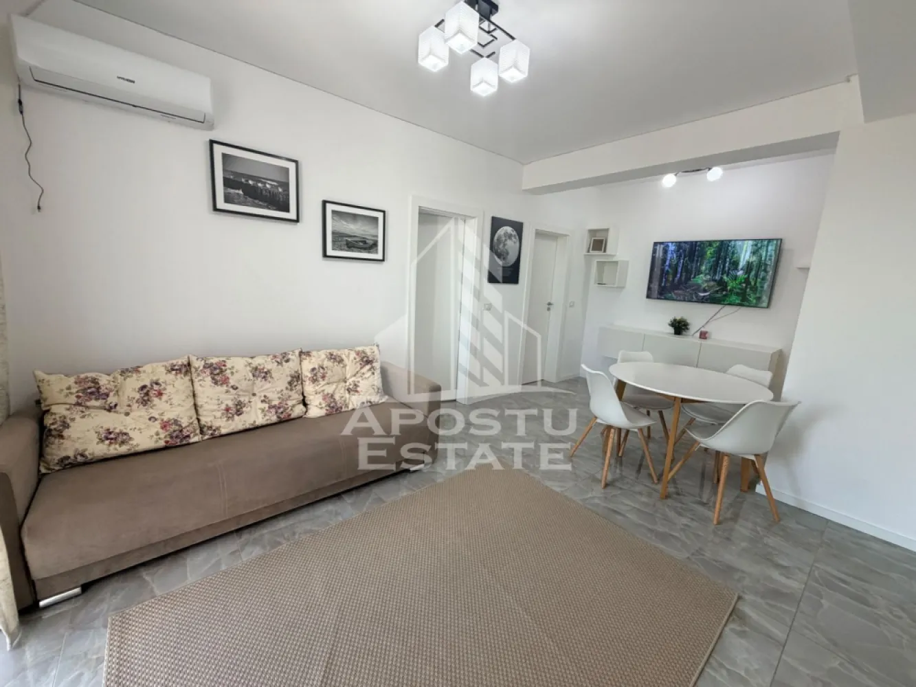 Apartament cu 2 camere, de inchiriat, zona Braytim, Timisoara - Agentia imobiliara APOSTU ESTATE va propune spre inchiriere un apartament cu 2 camere, spatios si luminos, situat in Timisoara, zona Braytim, o zona linistita si bine pozitionata, potrivit pentru cupluri,familii, sau studenti care isi doresc o locuinta unde sa se simta confortabil si cu acces facil catre scoli, statii de autobuz, supermarketuri , magazine de zona, parcuri.

Suprafata utila: 42 mpu
Compartimentare eficienta:
-Hol de acces generos.
-Living room luminos cu acces catre balcon.
-Bucatarie deschisa, mobilata si utilata cu masina de spalat vase.
-Dormitor matrimonial.
-Baie cu cada.

Confort si facilitati:
-Incalzirea apartamentului: Pardoseala, Centrala Proprie.
-Apartamentul este complet mobilat si utilat.
- Nu se accepta animale de companie de catre proprietar.

Localizare:
-Timis, Timisoara, zona Braytim– acces facil : Kaufland, Lidl, Restaurant Zone 2, Profi Go.

Ideal pentru:
-Cupluri.
-Persoane singure.
-Familii.

Disponibilitate: imediata
Pret chirie lunara: 400euro.
Programeaza o vizionare pentru a-ti putea imagina viitorul aici!
ID intern: CP3130739