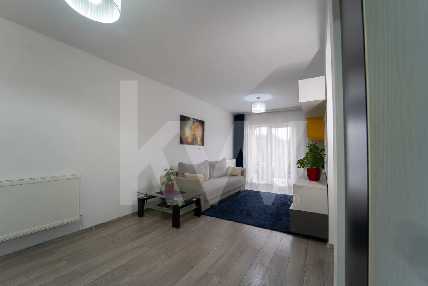 Apartament 3 camere cu curte proprie 104 mp - La intrarea în Cartierul Arhitecților, într-o zonă cu vizibilitate excelentă și acces rapid către oraș, se află această proprietate rară, care îmbină perfect confortul rezidențial cu funcționalitatea comercială.
Apartamentul are o suprafață utilă de 66 mp, este inteligent compartimentat și se remarcă printr-un atu extrem de greu de găsit: curte privată de 104 mp, un spațiu care schimbă complet modul în care locuiești sau îți desfășori activitatea.
Interiorul este aerisit și versatil, format din 3 camere, dintre care două au destinație comercială, oferind multiple posibilități de utilizare: birou, cabinet, salon, showroom, spațiu de creație sau chiar combinarea activității profesionale cu viața de zi cu zi. Practic, poți locui și lucra în același loc, fără compromisuri.

Grădina – punctul forte al proprietății

Curtea proprie de 104 mp este elementul care diferențiază clar acest apartament de orice altă ofertă din zonă.
Un spațiu intim, privat, care poate deveni:

zonă verde de relaxare
terasă generoasă pentru clienți sau familie
loc de joacă
extensie a activității comerciale
sau un colț personal de liniște, rar întâlnit într-un apartament

Un beneficiu real, atât pentru uz personal, cât și pentru valoarea investițională a proprietății.

Detalii care contează:

Suprafață utilă: 66 mp
3 camere, dintre care 2 cu destinație comercială
Curte privată: 104 mp
Construcție 2016
Baie cu geam natural
1 loc de parcare inclus
Acces facil și vizibilitate foarte bună
Destinație rezidențială + comercială


 Pentru mai multe informații sau pentru a programa o vizionare, te invit să mă contactezi.