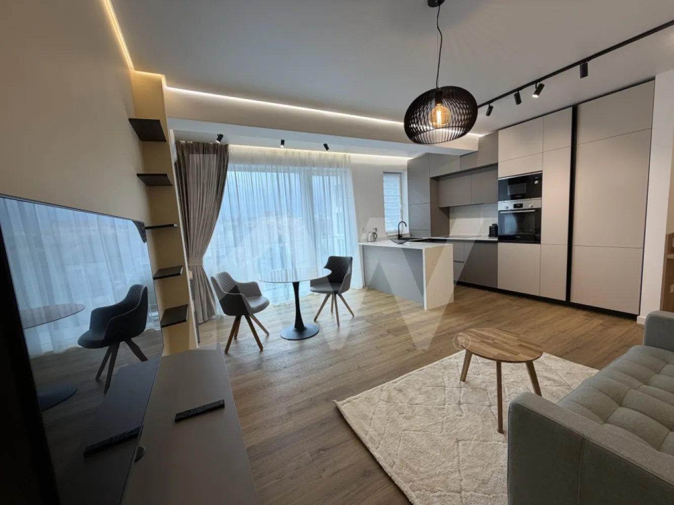Apartament 2 camere prima închiriere – strada Lânii , Sibiu - Ofertă excelentă – prima închiriere  - apartament nou de 2 camere, situat la etajul 2, într-un ansamblu rezidențial modern situat pe strada Lânii , Sibiu.
Apartamentul are o suprafață utilă de 51 mp, este mobilat și ultra-utilat la standarde premium, fiind gata de mutare imediat.
Dotări de top:
•  Mobilier modern și electrocasnice de calitate superioară: Bosch (bucătărie complet echipată, inclusiv veselă nouă). 
•  Mașină de spălat cu uscător Miele. 
• Aer condiționat. 
•  Lift. 
•  Videointerfon
•  Parcare subterană inclusă
•  Boxă de depozitare în adăpost antiaerian
•  Totul nou, curat 
Condiții de închiriere:
•  Închiriere pe termen lung (minim 1 an)
•  Nu se acceptă animale de companie
•  Nefumători
•  Garanție: 1000 €
Locație excelentă: zonă liniștită și sigură, aproape de arterele principale, mijloace de transport, hypermarketuri (Lidl, Kaufland) și alte facilități zilnice.
Disponibil imediat.
Pentru vizionare și detalii suplimentare, nu ezitați să mă contactați. 