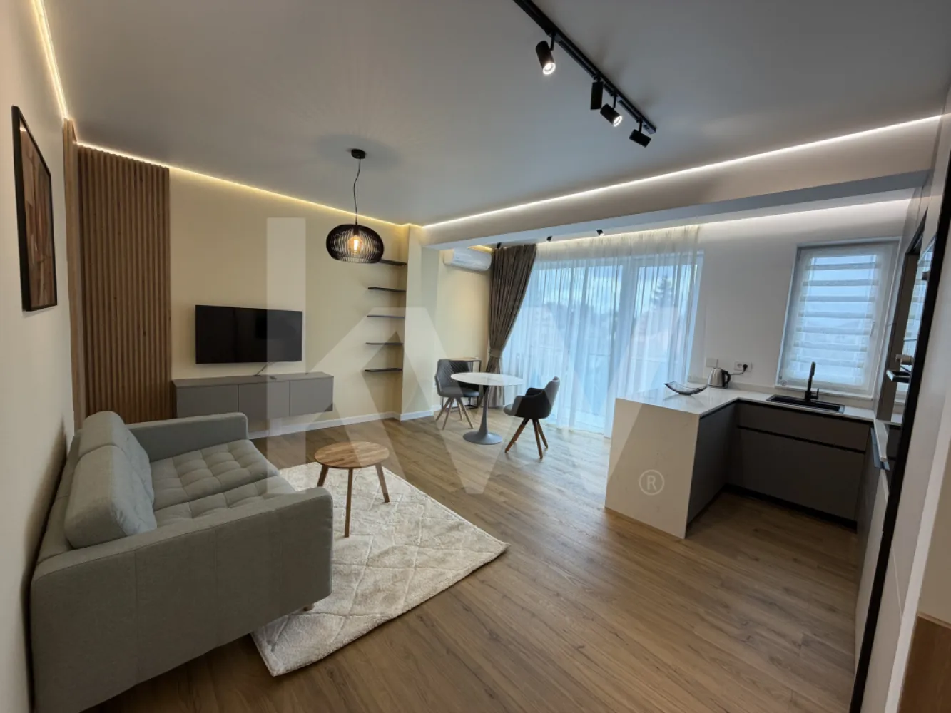 Apartament 2 camere prima închiriere – strada Lânii , Sibiu - Ofertă excelentă – prima închiriere  - apartament nou de 2 camere, situat la etajul 2, într-un ansamblu rezidențial modern situat pe strada Lânii , Sibiu.
Apartamentul are o suprafață utilă de 51 mp, este mobilat și ultra-utilat la standarde premium, fiind gata de mutare imediat.
Dotări de top:
•  Mobilier modern și electrocasnice de calitate superioară: Bosch (bucătărie complet echipată, inclusiv veselă nouă). 
•  Mașină de spălat cu uscător Miele. 
• Aer condiționat. 
•  Lift. 
•  Videointerfon
•  Parcare subterană inclusă
•  Boxă de depozitare în adăpost antiaerian
•  Totul nou, curat 
Condiții de închiriere:
•  Închiriere pe termen lung (minim 1 an)
•  Nu se acceptă animale de companie
•  Nefumători
•  Garanție: 1000 €
Locație excelentă: zonă liniștită și sigură, aproape de arterele principale, mijloace de transport, hypermarketuri (Lidl, Kaufland) și alte facilități zilnice.
Disponibil imediat.
Pentru vizionare și detalii suplimentare, nu ezitați să mă contactați. 
