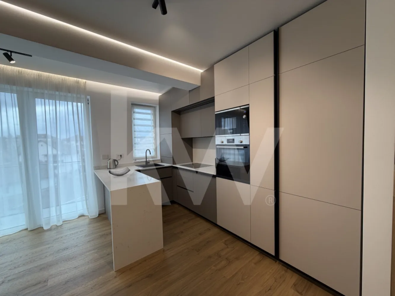 Apartament 2 camere prima închiriere – strada Lânii , Sibiu - Ofertă excelentă – prima închiriere  - apartament nou de 2 camere, situat la etajul 2, într-un ansamblu rezidențial modern situat pe strada Lânii , Sibiu.
Apartamentul are o suprafață utilă de 51 mp, este mobilat și ultra-utilat la standarde premium, fiind gata de mutare imediat.
Dotări de top:
•  Mobilier modern și electrocasnice de calitate superioară: Bosch (bucătărie complet echipată, inclusiv veselă nouă). 
•  Mașină de spălat cu uscător Miele. 
• Aer condiționat. 
•  Lift. 
•  Videointerfon
•  Parcare subterană inclusă
•  Boxă de depozitare în adăpost antiaerian
•  Totul nou, curat 
Condiții de închiriere:
•  Închiriere pe termen lung (minim 1 an)
•  Nu se acceptă animale de companie
•  Nefumători
•  Garanție: 1000 €
Locație excelentă: zonă liniștită și sigură, aproape de arterele principale, mijloace de transport, hypermarketuri (Lidl, Kaufland) și alte facilități zilnice.
Disponibil imediat.
Pentru vizionare și detalii suplimentare, nu ezitați să mă contactați. 