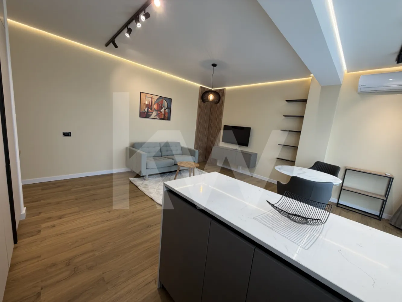 Apartament 2 camere prima închiriere – strada Lânii , Sibiu - Ofertă excelentă – prima închiriere  - apartament nou de 2 camere, situat la etajul 2, într-un ansamblu rezidențial modern situat pe strada Lânii , Sibiu.
Apartamentul are o suprafață utilă de 51 mp, este mobilat și ultra-utilat la standarde premium, fiind gata de mutare imediat.
Dotări de top:
•  Mobilier modern și electrocasnice de calitate superioară: Bosch (bucătărie complet echipată, inclusiv veselă nouă). 
•  Mașină de spălat cu uscător Miele. 
• Aer condiționat. 
•  Lift. 
•  Videointerfon
•  Parcare subterană inclusă
•  Boxă de depozitare în adăpost antiaerian
•  Totul nou, curat 
Condiții de închiriere:
•  Închiriere pe termen lung (minim 1 an)
•  Nu se acceptă animale de companie
•  Nefumători
•  Garanție: 1000 €
Locație excelentă: zonă liniștită și sigură, aproape de arterele principale, mijloace de transport, hypermarketuri (Lidl, Kaufland) și alte facilități zilnice.
Disponibil imediat.
Pentru vizionare și detalii suplimentare, nu ezitați să mă contactați. 