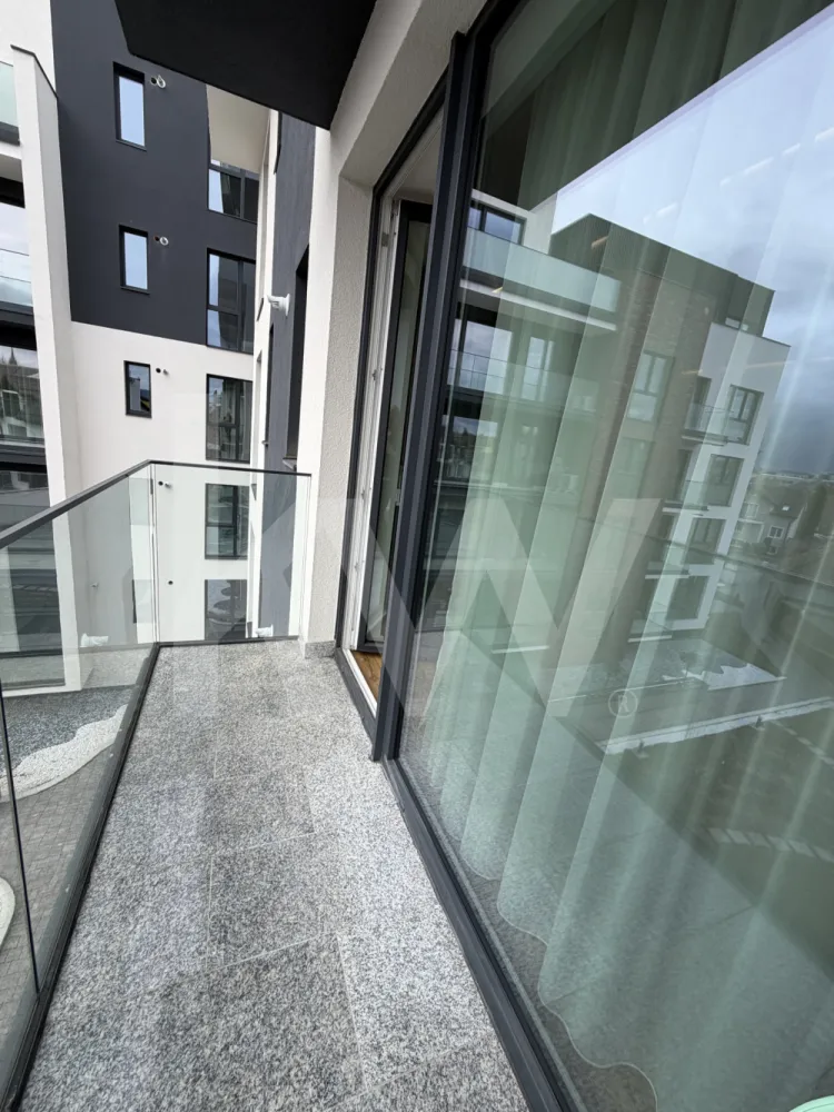 Apartament 2 camere prima închiriere – strada Lânii , Sibiu - Ofertă excelentă – prima închiriere  - apartament nou de 2 camere, situat la etajul 2, într-un ansamblu rezidențial modern situat pe strada Lânii , Sibiu.
Apartamentul are o suprafață utilă de 51 mp, este mobilat și ultra-utilat la standarde premium, fiind gata de mutare imediat.
Dotări de top:
•  Mobilier modern și electrocasnice de calitate superioară: Bosch (bucătărie complet echipată, inclusiv veselă nouă). 
•  Mașină de spălat cu uscător Miele. 
• Aer condiționat. 
•  Lift. 
•  Videointerfon
•  Parcare subterană inclusă
•  Boxă de depozitare în adăpost antiaerian
•  Totul nou, curat 
Condiții de închiriere:
•  Închiriere pe termen lung (minim 1 an)
•  Nu se acceptă animale de companie
•  Nefumători
•  Garanție: 1000 €
Locație excelentă: zonă liniștită și sigură, aproape de arterele principale, mijloace de transport, hypermarketuri (Lidl, Kaufland) și alte facilități zilnice.
Disponibil imediat.
Pentru vizionare și detalii suplimentare, nu ezitați să mă contactați. 