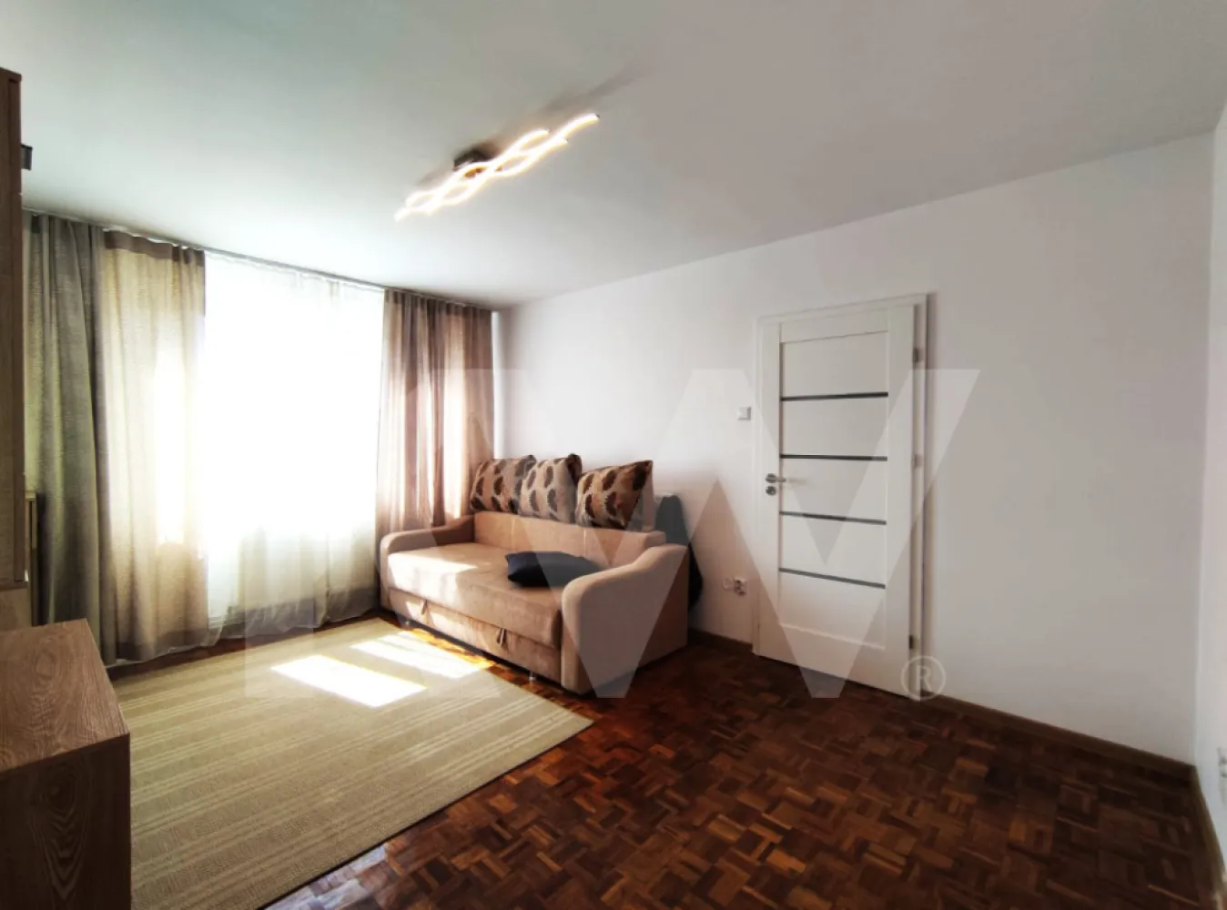 Apartament 2 camere | Hipodrom 1 – Aleea Infanteriștilor | 43 mp | Sibiu - Apartament cu o distribuție bună a spațiului, situat la etajul 4 al unui bloc din cartierul Hipodrom 1.

Livingul este luminos și primitor, cu o bucătărie separată, închisă. Dormitorul beneficiază de un balcon închis, iar apartamentul dispune de dressing și spații generoase de depozitare. Baia este dotată cu cadă.
Locația este practică, cu acces rapid la magazine, școli și mijloace de transport.
Potrivit pentru o familie sau un cuplu care caută un apartament funcțional într-o zonă liniștită a orașului.
Disponibil de la 01.07.2026
Relații la telefon, pentru stabilirea unei vizionări.