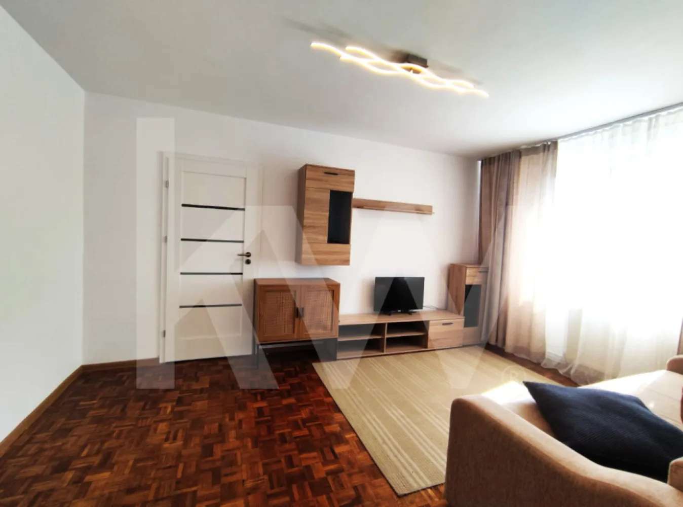 Apartament 2 camere | Hipodrom 1 – Aleea Infanteriștilor | 43 mp | Sibiu - Apartament cu o distribuție bună a spațiului, situat la etajul 4 al unui bloc din cartierul Hipodrom 1.

Livingul este luminos și primitor, cu o bucătărie separată, închisă. Dormitorul beneficiază de un balcon închis, iar apartamentul dispune de dressing și spații generoase de depozitare. Baia este dotată cu cadă.
Locația este practică, cu acces rapid la magazine, școli și mijloace de transport.
Potrivit pentru o familie sau un cuplu care caută un apartament funcțional într-o zonă liniștită a orașului.
Disponibil de la 01.07.2026
Relații la telefon, pentru stabilirea unei vizionări.