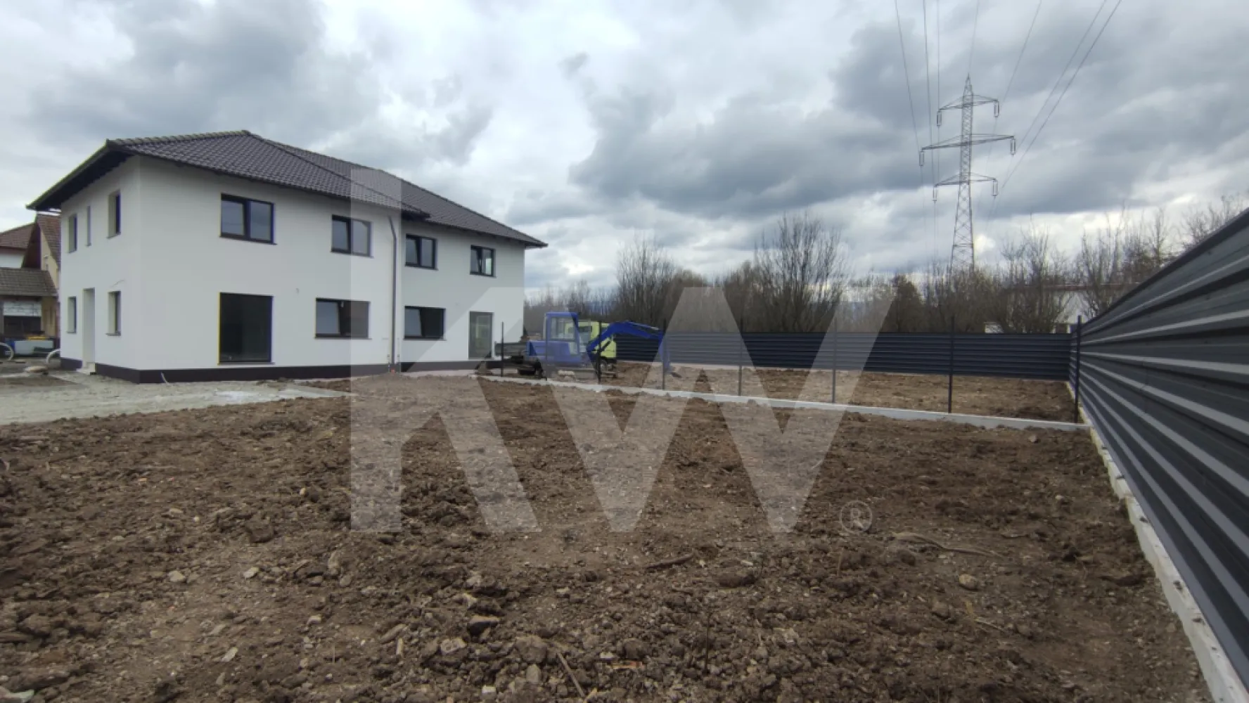Duplex de vânzare Cartierul Tineretului | Șelimbăr - TVA INCLUS - Proprietate adresată familiilor care caută spațiu, curte generoasă și o construcție nouă într-o zonă rezidențială stabilă, cu acces rapid spre Sibiu.

Caracteristici generale:
Tip: duplex — construcție nouă 2025
Suprafață utilă: 120 mp — regim P+1
Structură: cărămidă
Dormitoare: 4 — dintre care unul matrimonial cu dressing
Băi: 2 — câte una pe fiecare nivel
Încălzire: în pardoseală
Tâmplărie: termopan
Parcări: 2 locuri
Front stradal: 37 m — acces independent pentru fiecare unitate

Stadiu predare: exterior la cheie, interior la alb

Compartimentare:
Parter: living, bucătărie, dormitor, baie, hol
Etaj: dormitor matrimonial cu dressing, 2 dormitoare, baie, hol

Disponibil în două variante:
Unitatea 1 — teren 420 mp — Preț: 245.000 € TVA inclus
Unitatea 2 — teren 550 mp — Preț: 255.000 € TVA inclus

De ce această proprietate:
Construcție nouă finisată, fără lucrări suplimentare la exterior. Interiorul la alb oferă libertate totală de personalizare. Teren generos, rar disponibil în această zonă. Cartier rezidențial liniștit, cu acces rapid spre Sibiu, școli, grădinițe și zone comerciale.
Pentru detalii suplimentare sau programarea unei vizionări, mă puteți contacta.